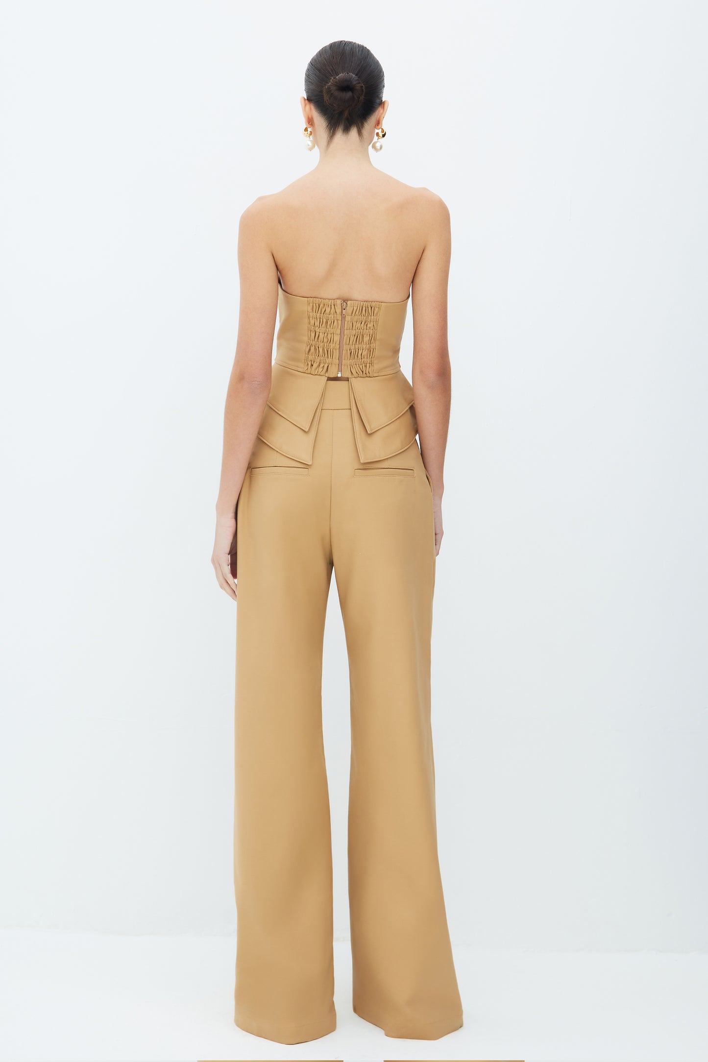 CALÇA PANTALONA ESTRUTURADA COM FRISOS KAKI