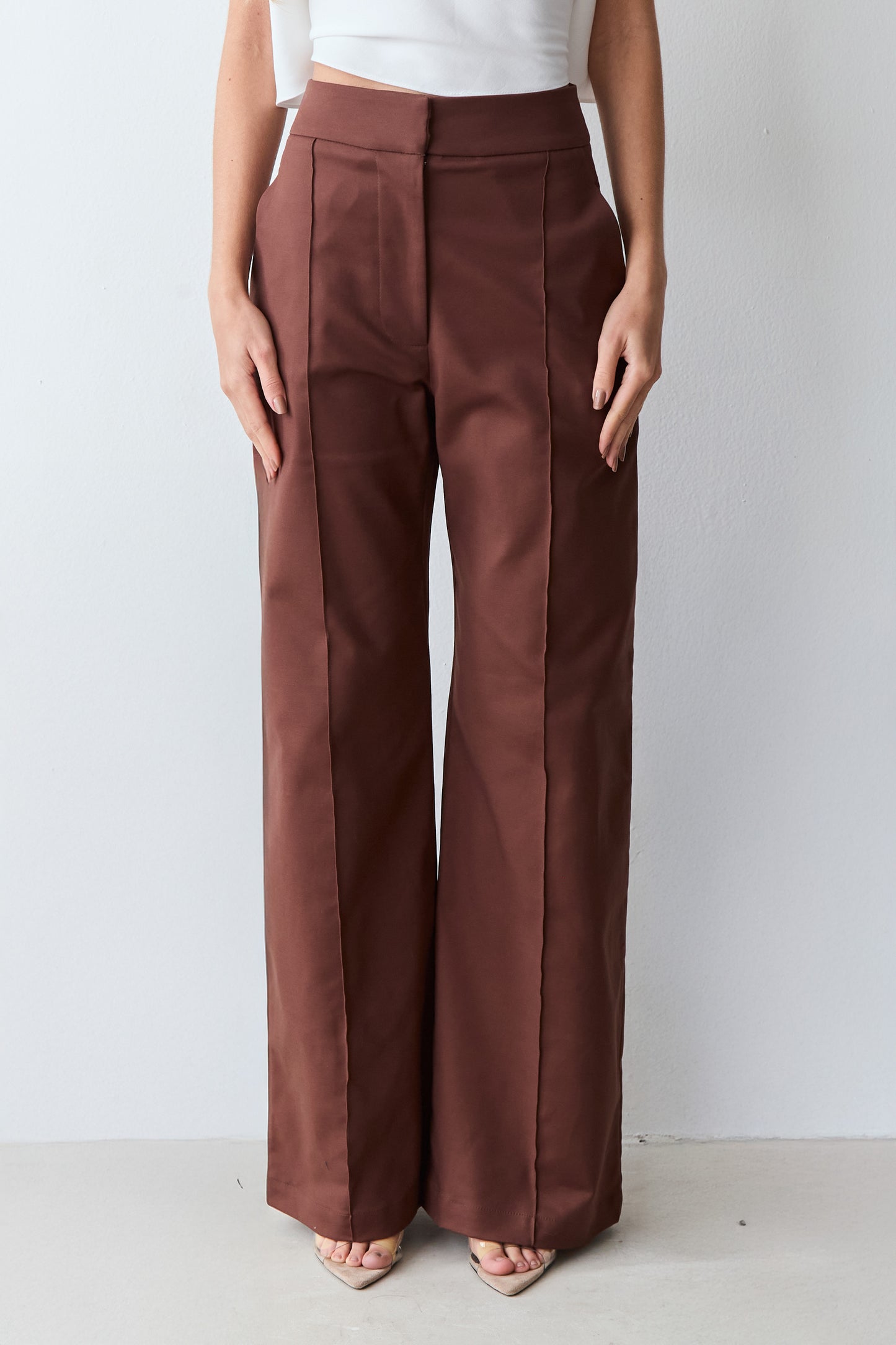 CALÇA PANTALONA ESTRUTURADA COM FRISOS PRETO MARROM ESCURO