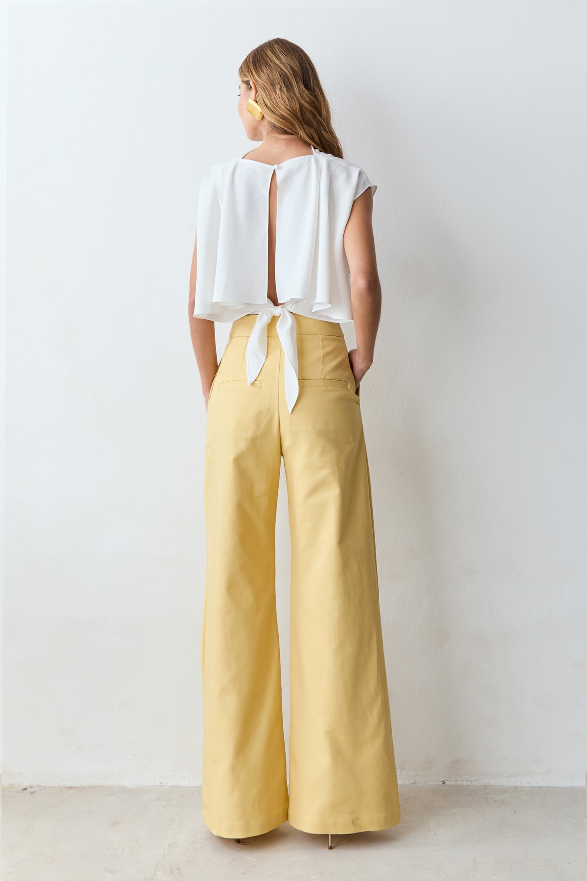 CALÇA PANTALONA ESTRUTURADA COM FRISOS AMARELO MANTEIGA