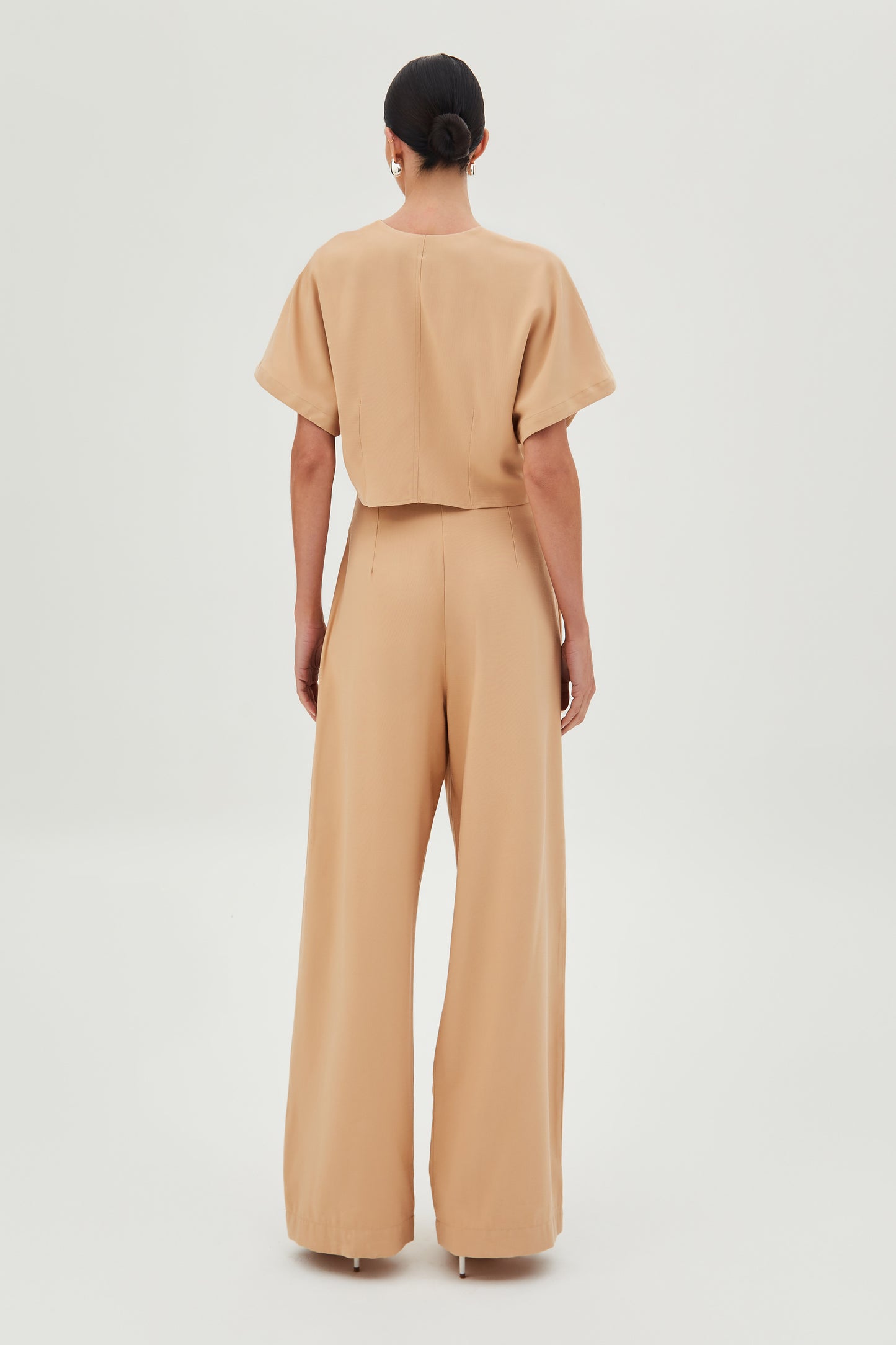 CALÇA PANTALONA COM DRAPEADOS LATERAIS KAKI CLARO