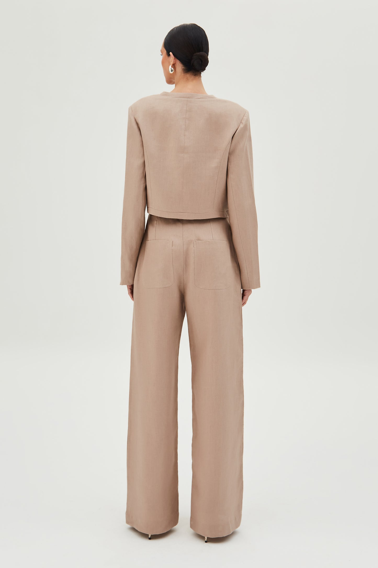 CALÇA RETA COM FRISOS E BOLSOS FRONTAL MARROM CLARO