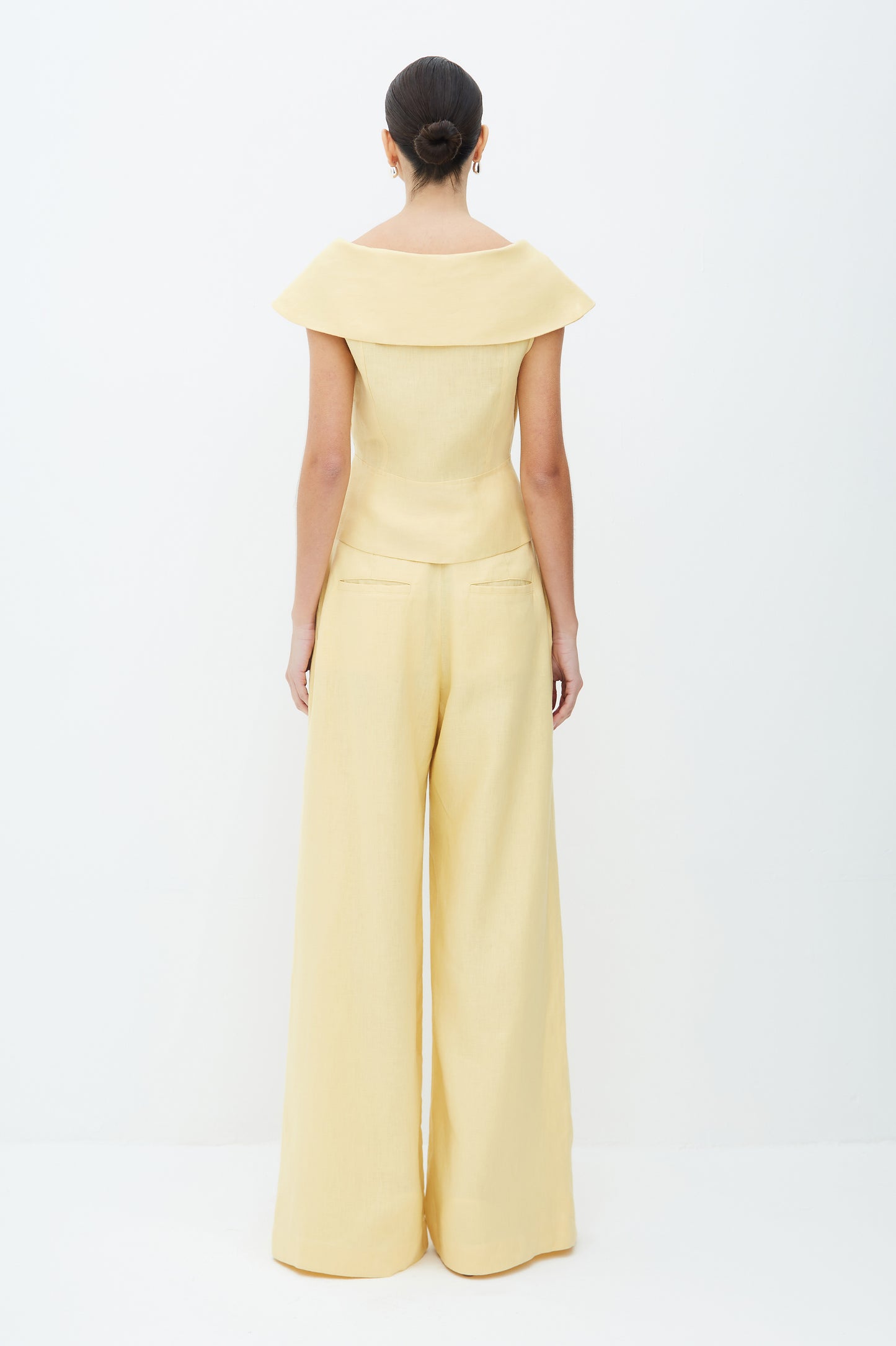 CALÇA PANTALONA ALFAIATARIA COM PREGAS FRONTAIS AMARELO MANTEIGA