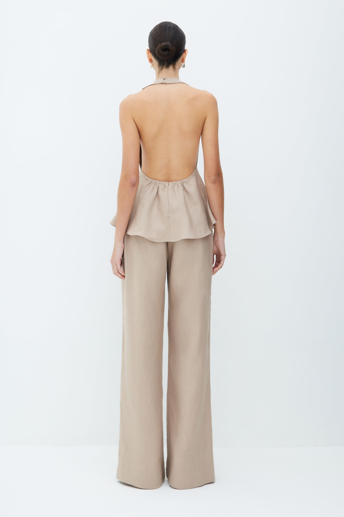 CALÇA RETA COM PREGAS FRONTAL EM LINHO MARROM CLARO