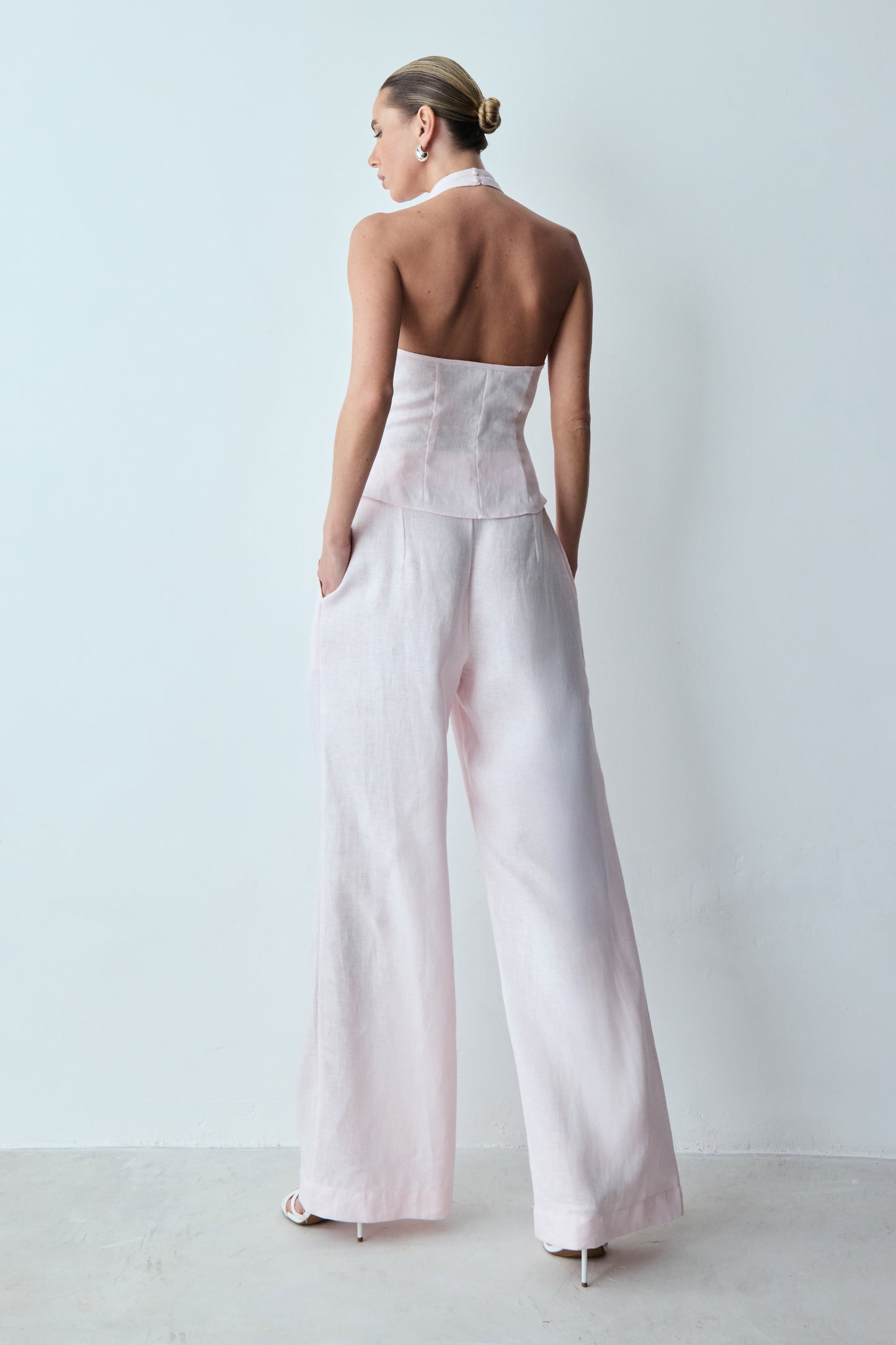 CALÇA RETA COM PREGAS FRONTAL EM LINHO ROSA CELESTIAL