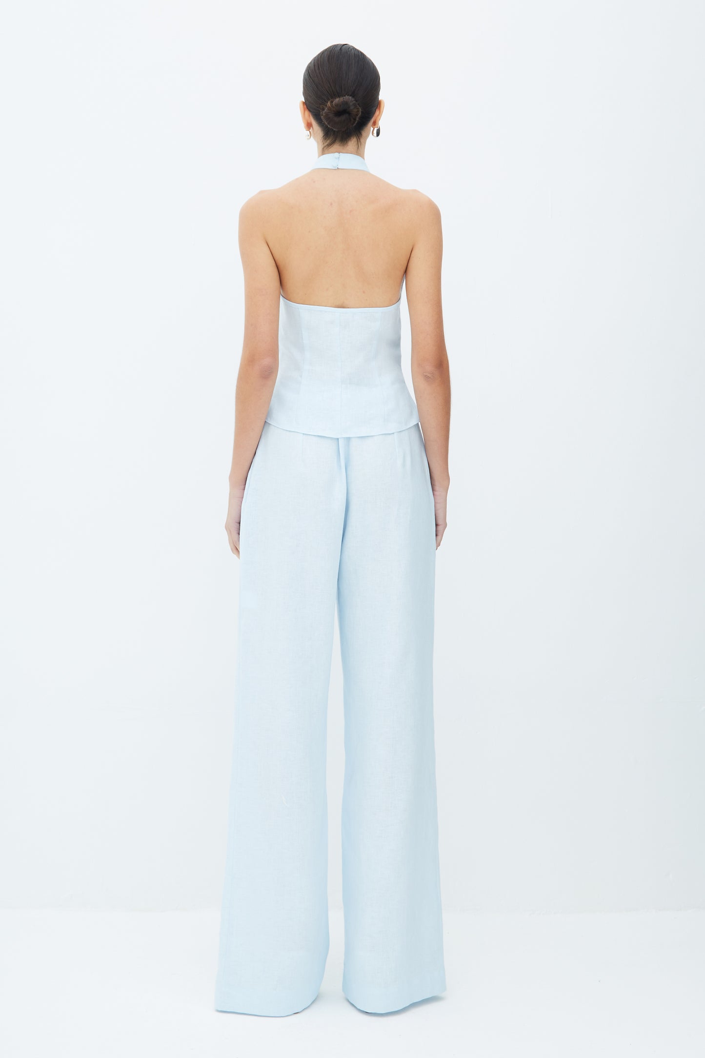 CALÇA RETA COM PREGAS FRONTAL EM LINHO AZUL POLAR