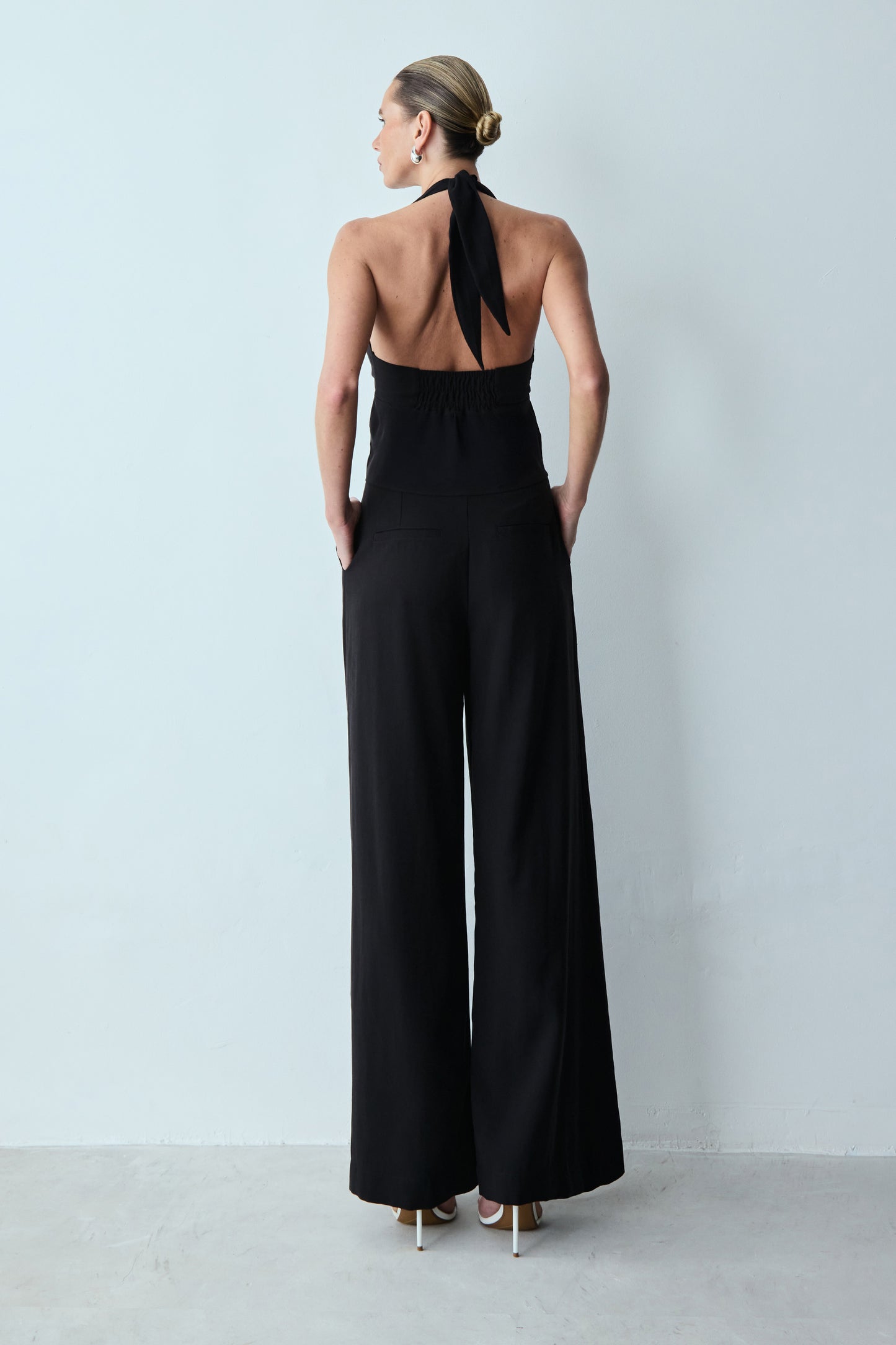 CALCA PANTALONA FLUIDA COM DUAS PREGAS FRENTE PRETO