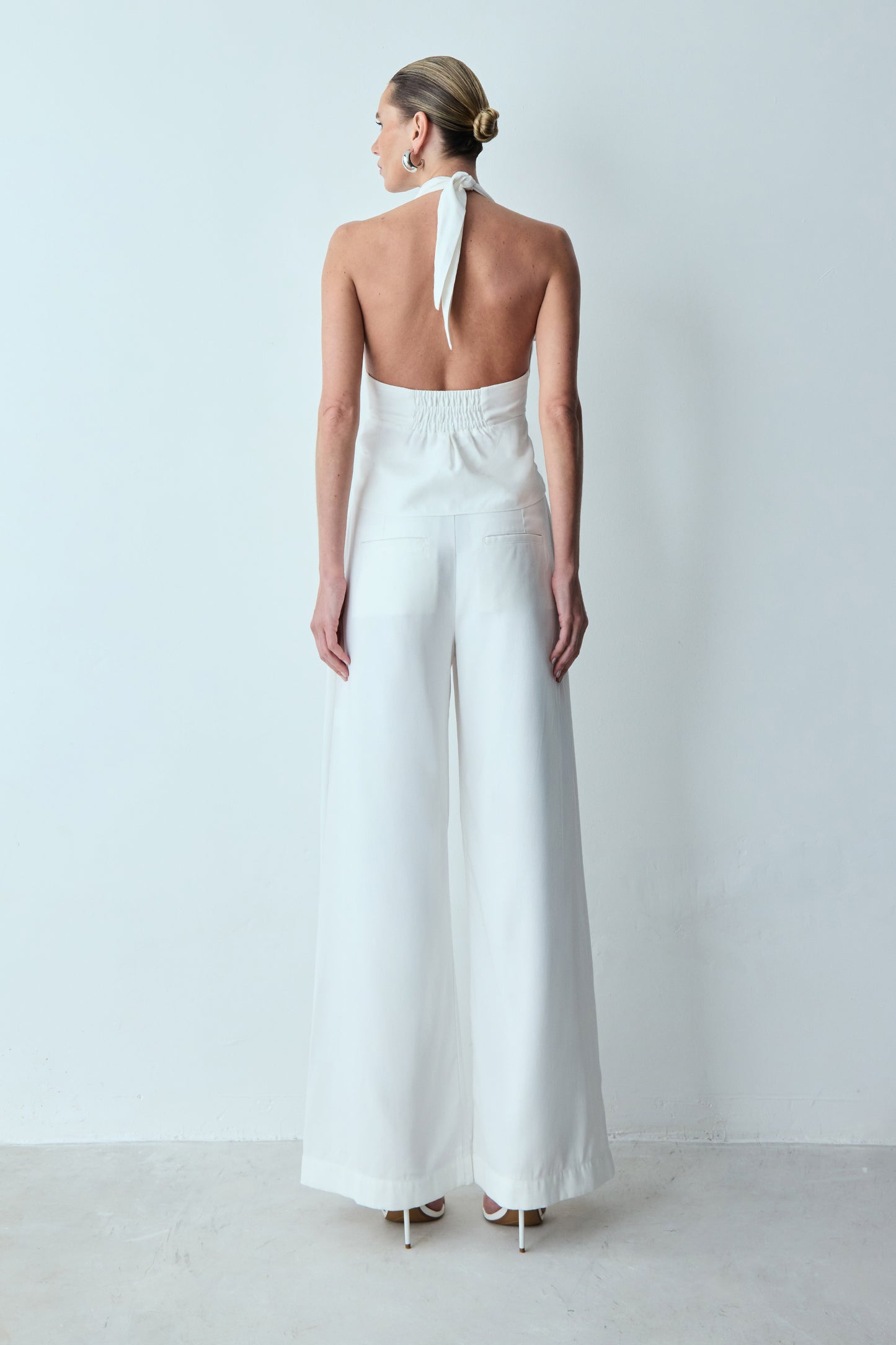 CALCA PANTALONA FLUIDA COM DUAS PREGAS FRENTE OFF WHITE