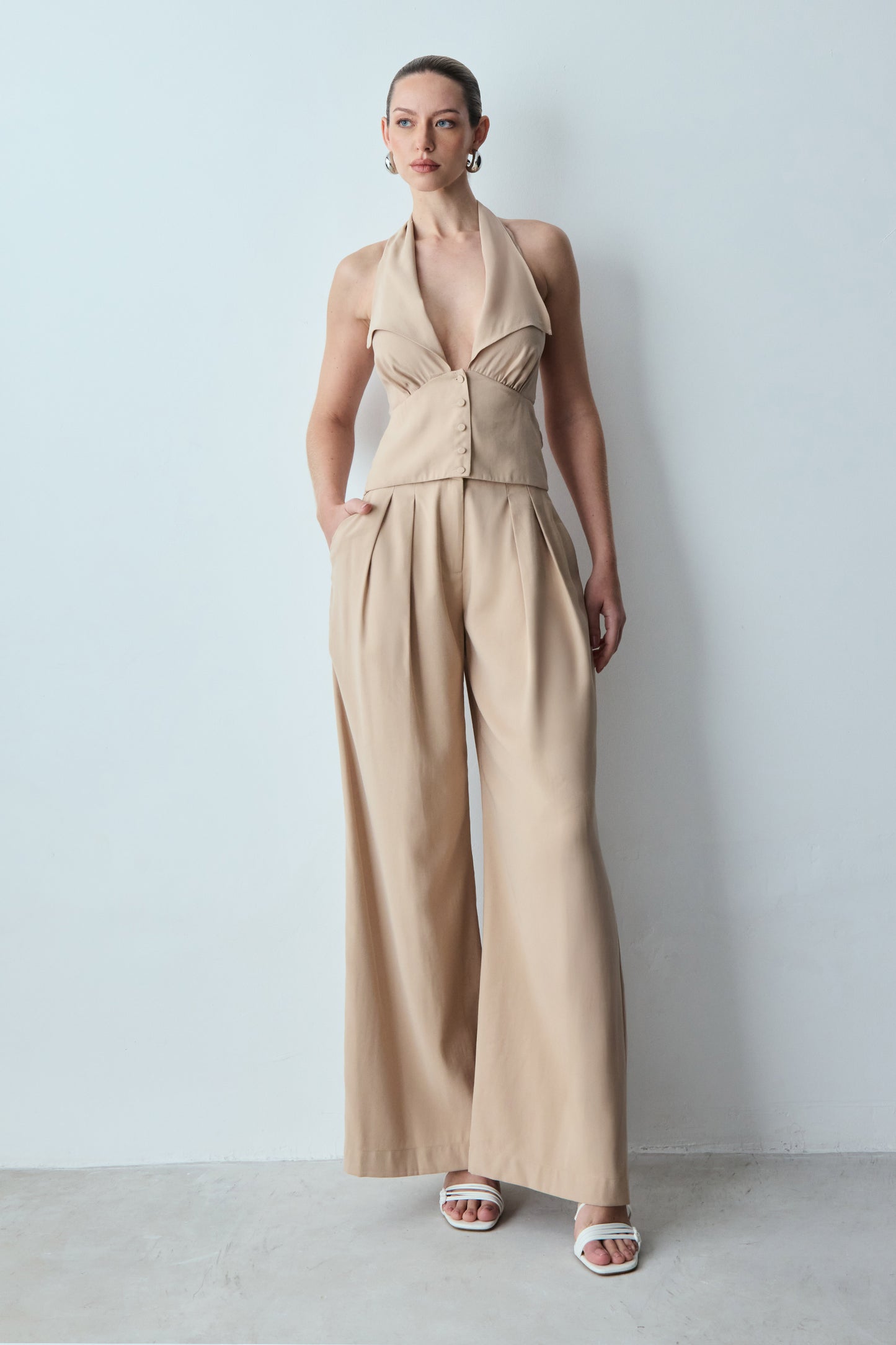 BLUSA FRENTE UNICA AMARRACAO PESCOCO E BOTOES FRONTAL KAKI CLARO