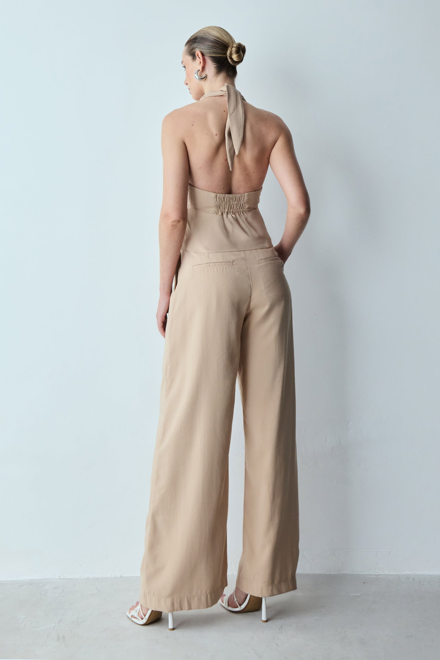 CALCA PANTALONA FLUIDA COM DUAS PREGAS FRENTE KAKI CLARO