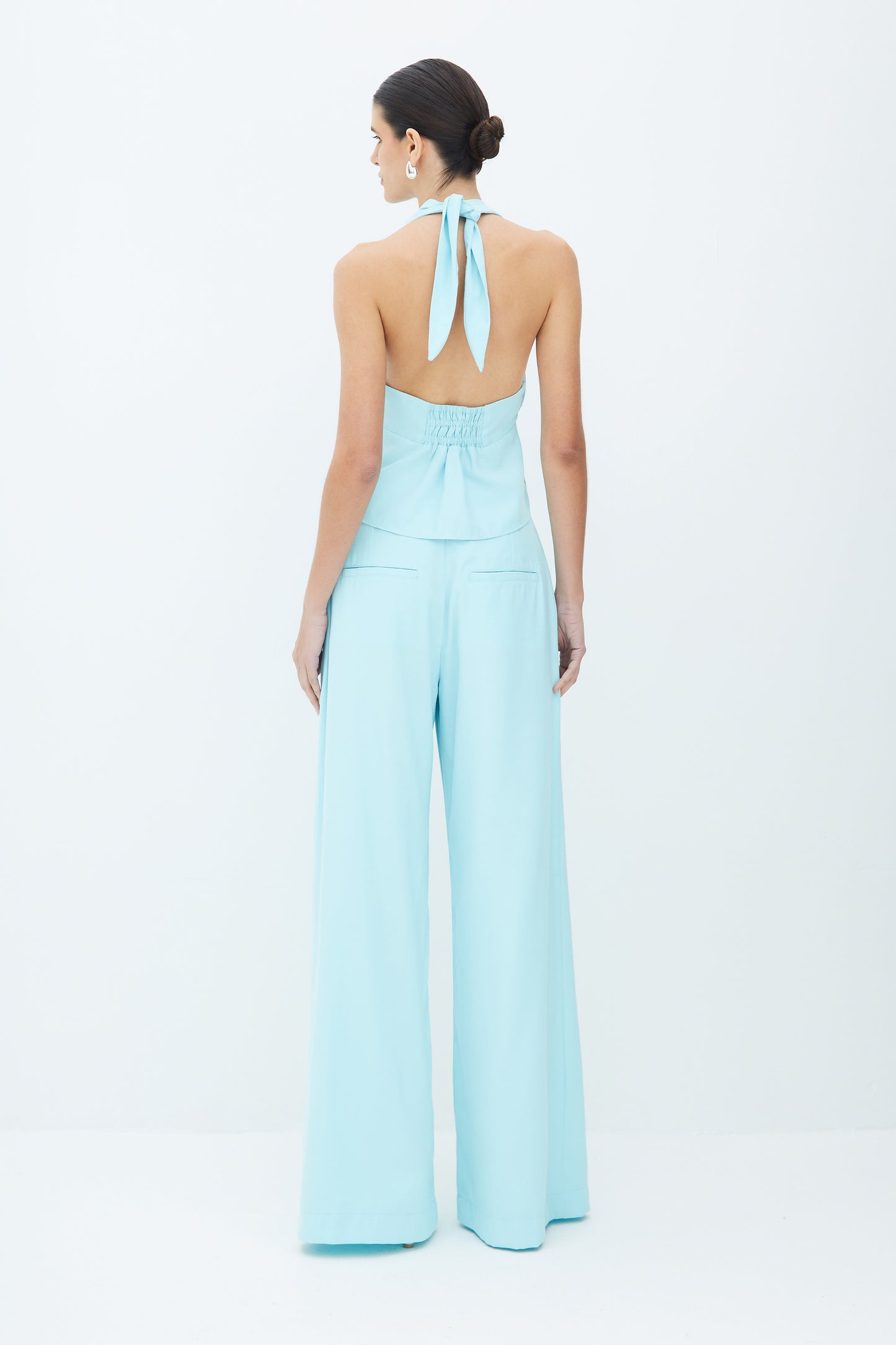 CALCA PANTALONA FLUIDA COM DUAS PREGAS FRENTE AZUL FRESH