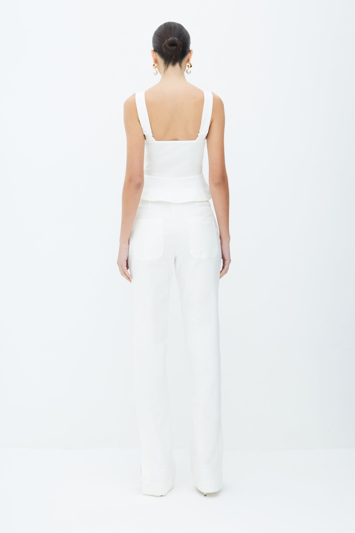 CALÇA RETA COM BOLSOS FRONTAL E ABERTURA NA BARRA OFF WHITE