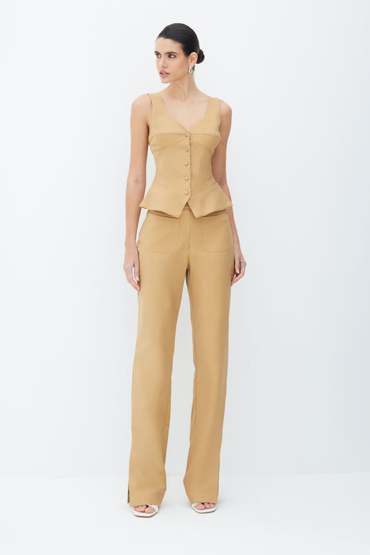 CALÇA RETA COM BOLSOS FRONTAL E ABERTURA NA BARRA KAKI