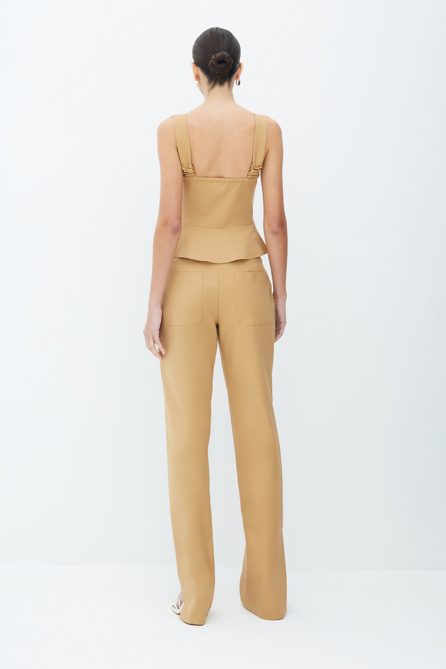 CALÇA RETA COM BOLSOS FRONTAL E ABERTURA NA BARRA KAKI