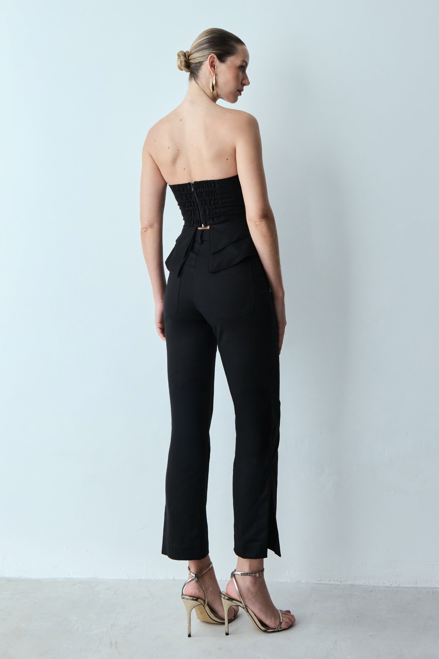 CALCA RETA BOLSOS FRONTAIS E ABERTURA BARRA PRETO