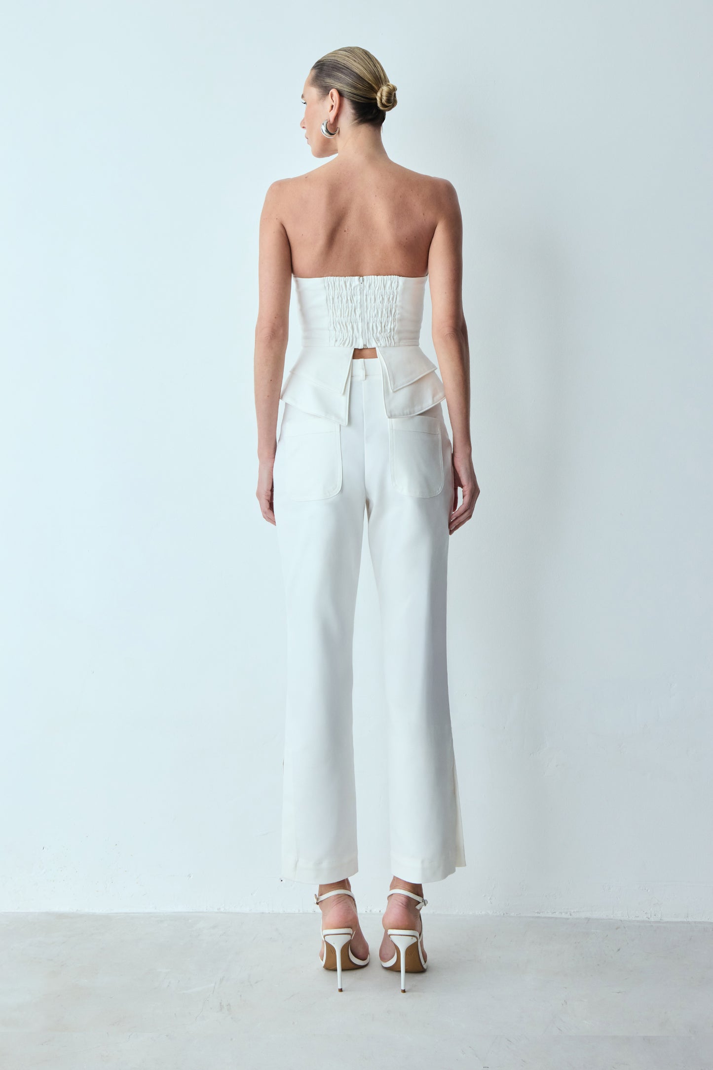 CALCA RETA BOLSOS FRONTAIS E ABERTURA BARRA OFF WHITE