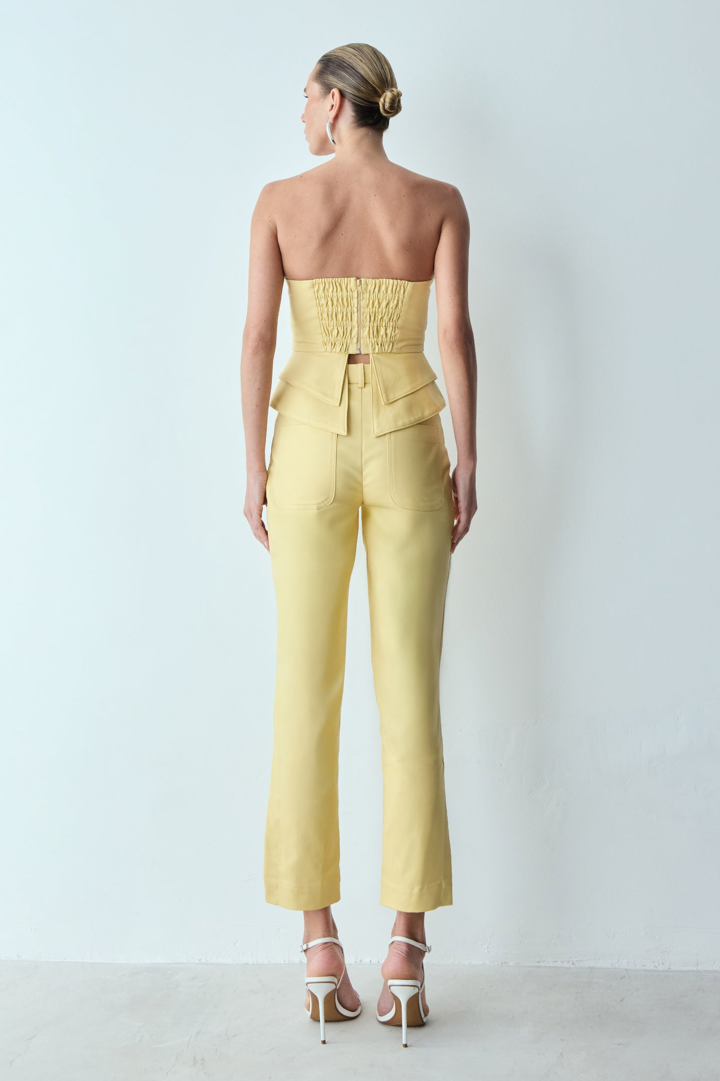 CALCA RETA BOLSOS FRONTAIS E ABERTURA BARRA AMARELO MANTEIGA