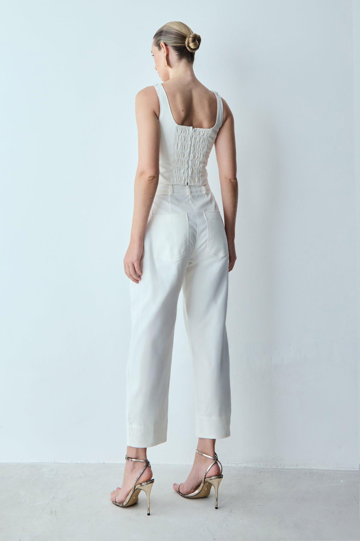 CALCA BAGGY ESTRUTURADA COM PREGAS FRONTAL OFF WHITE