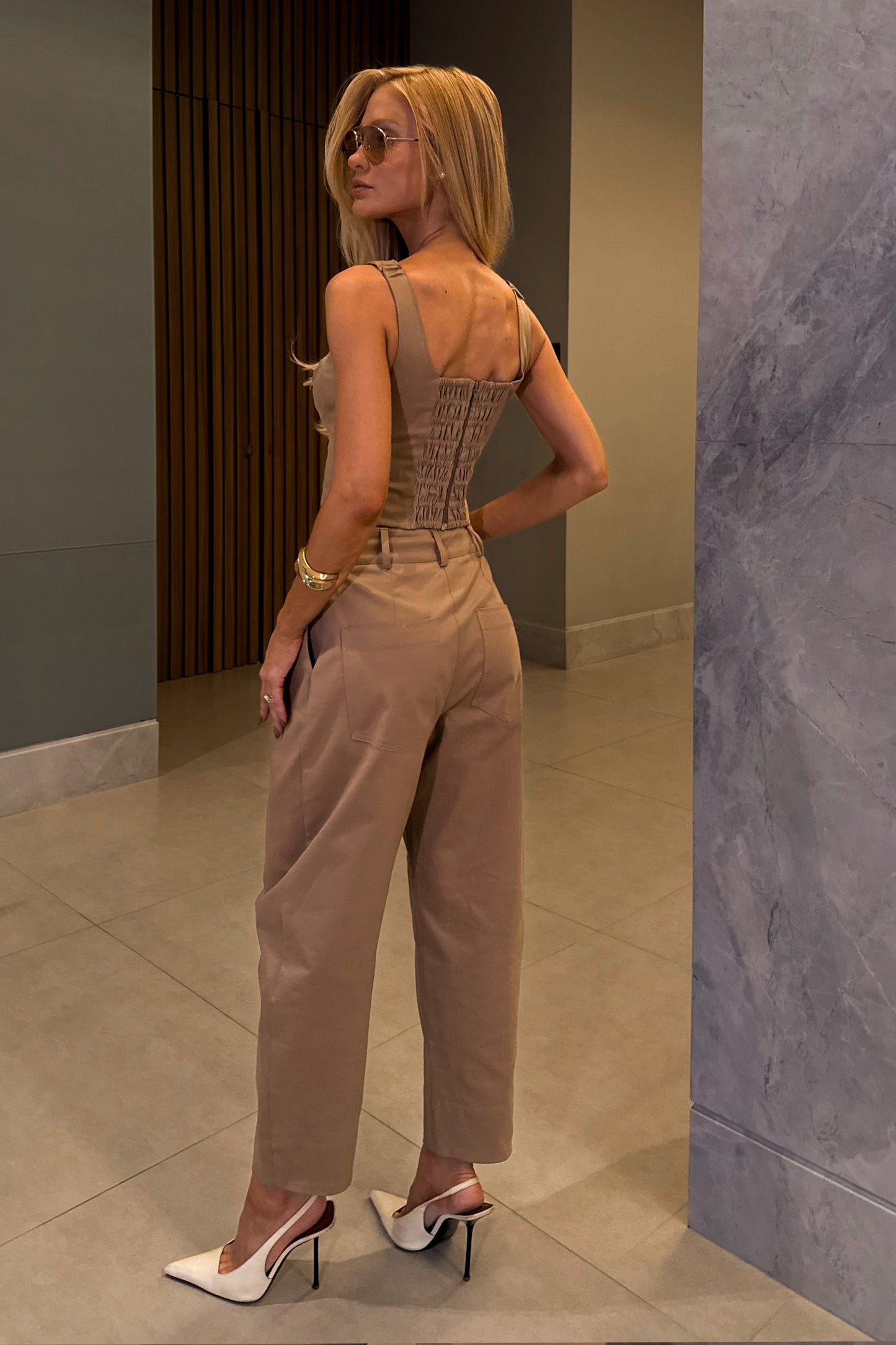 CALCA BAGGY ESTRUTURADA COM PREGAS FRONTAL KAKI