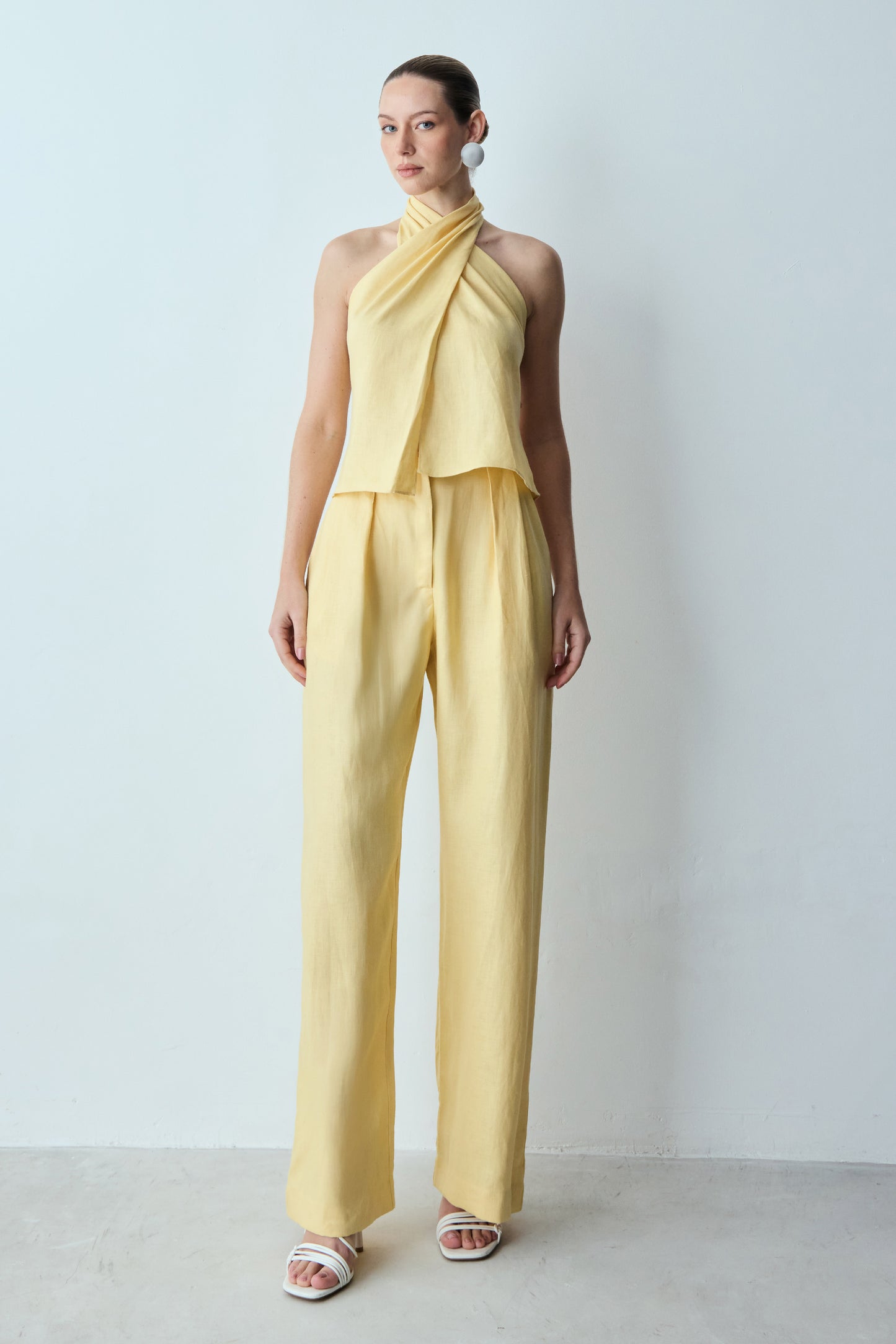 BLUSA TORÇÃO HALTER EM LINHO AMARELO MANTEIGA