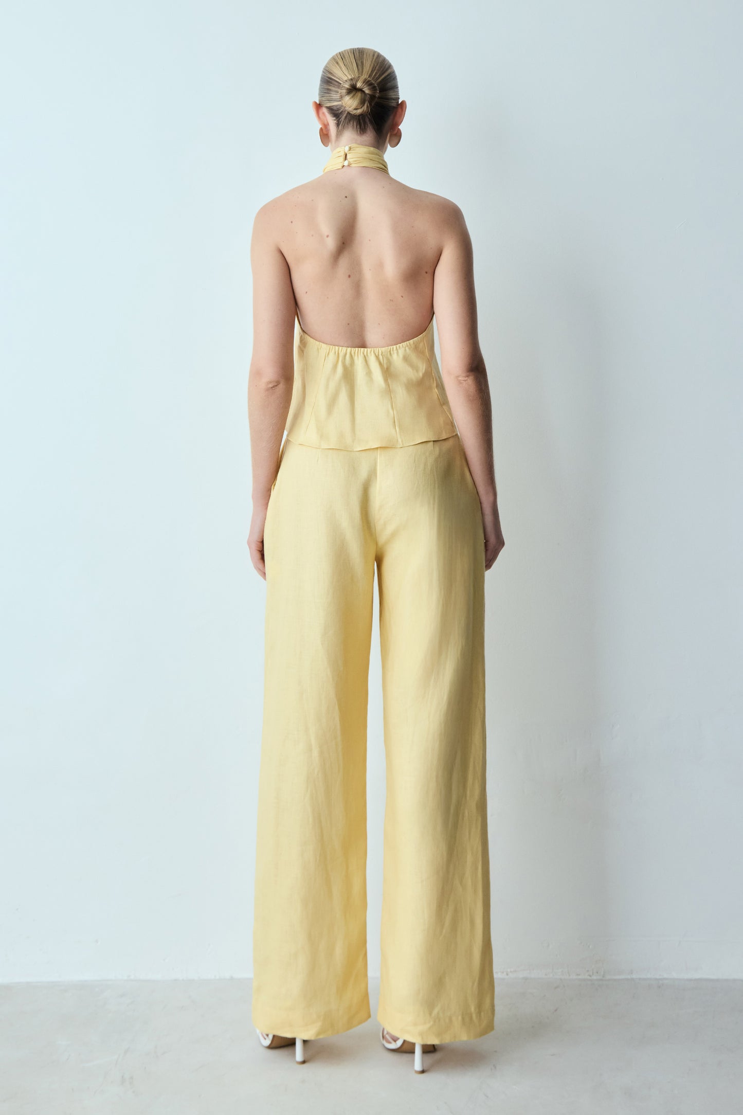 CALÇA RETA CINTURA ALTA COM PREGA FRONTAL AMARELO MANTEIGA