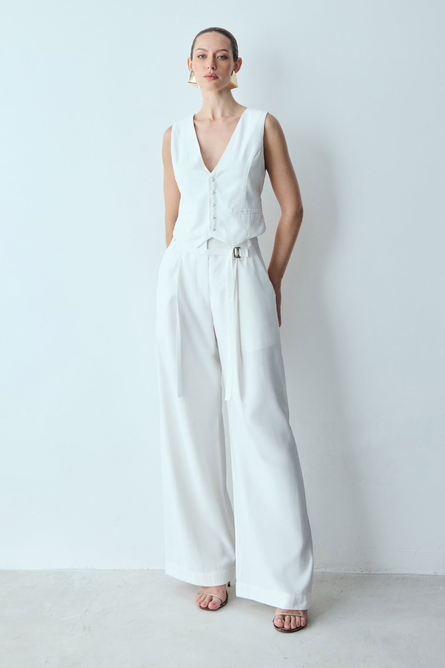 COLETE COM RECORTE BARRA E FIVELA COSTAS OFF WHITE