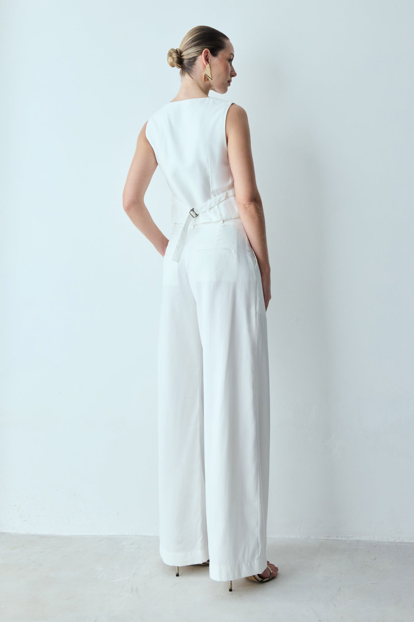 CALCA RETA PREGA E FIVELA FRONTAL OFF WHITE