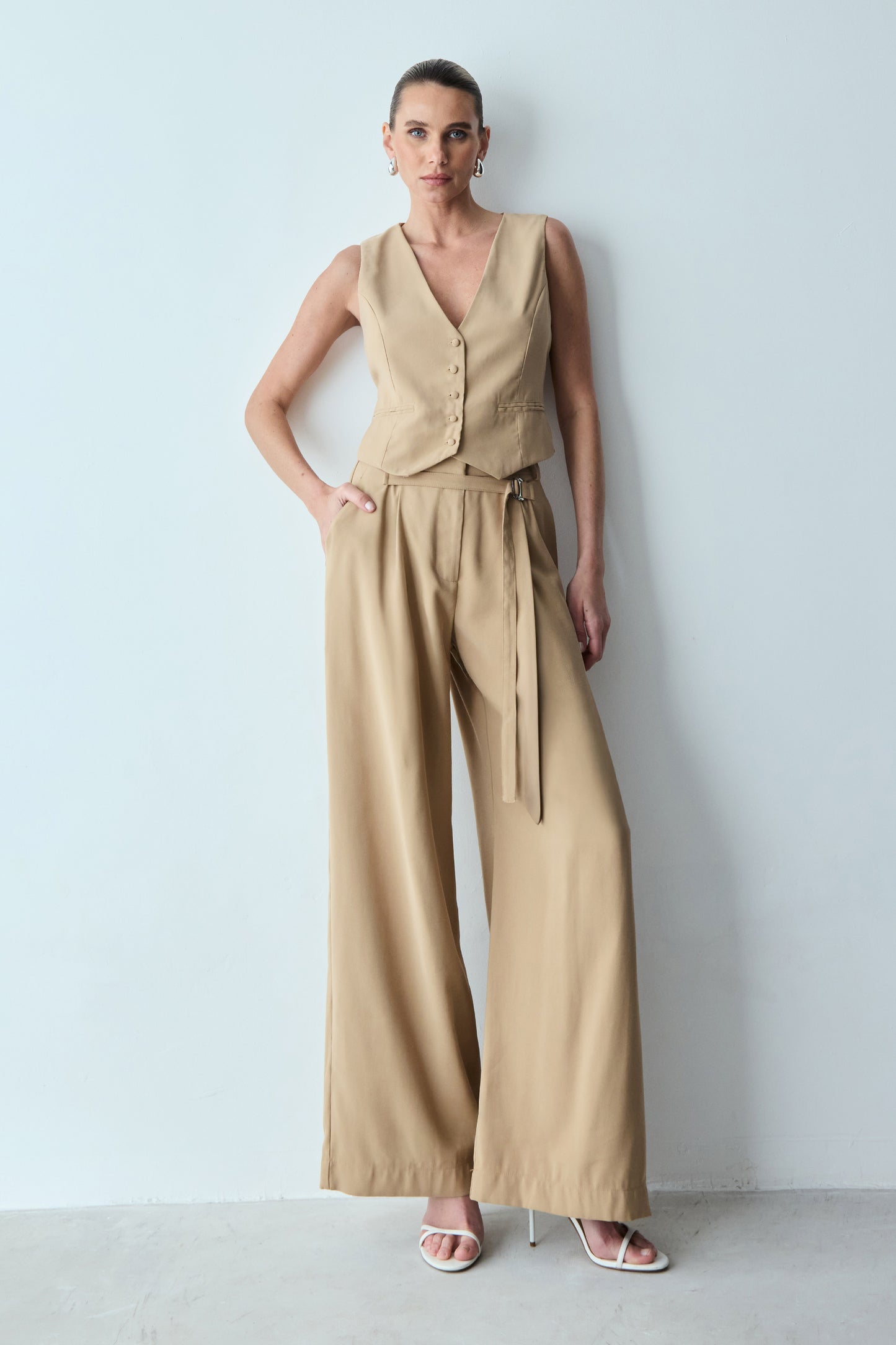 COLETE COM RECORTE BARRA E FIVELA COSTAS KAKI