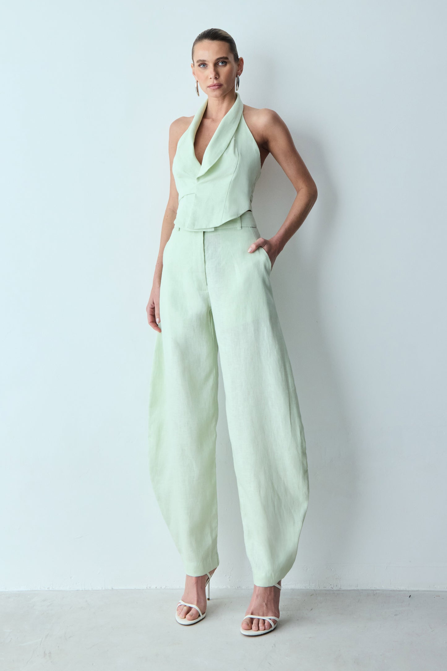 BLUSA FRENTE UNICA COM LAPELA TRANSPASSADA E BARRA ASSIMÉTRICA VERDE MENTA