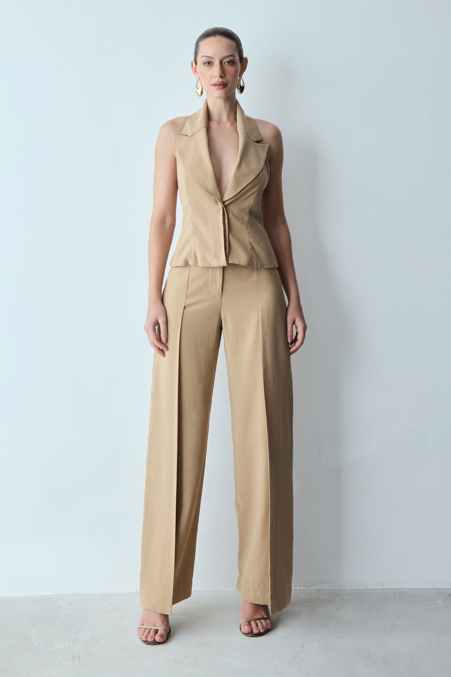 BLUSA FRENTE UNICA COLETE COM GOLA LAPELA KAKI