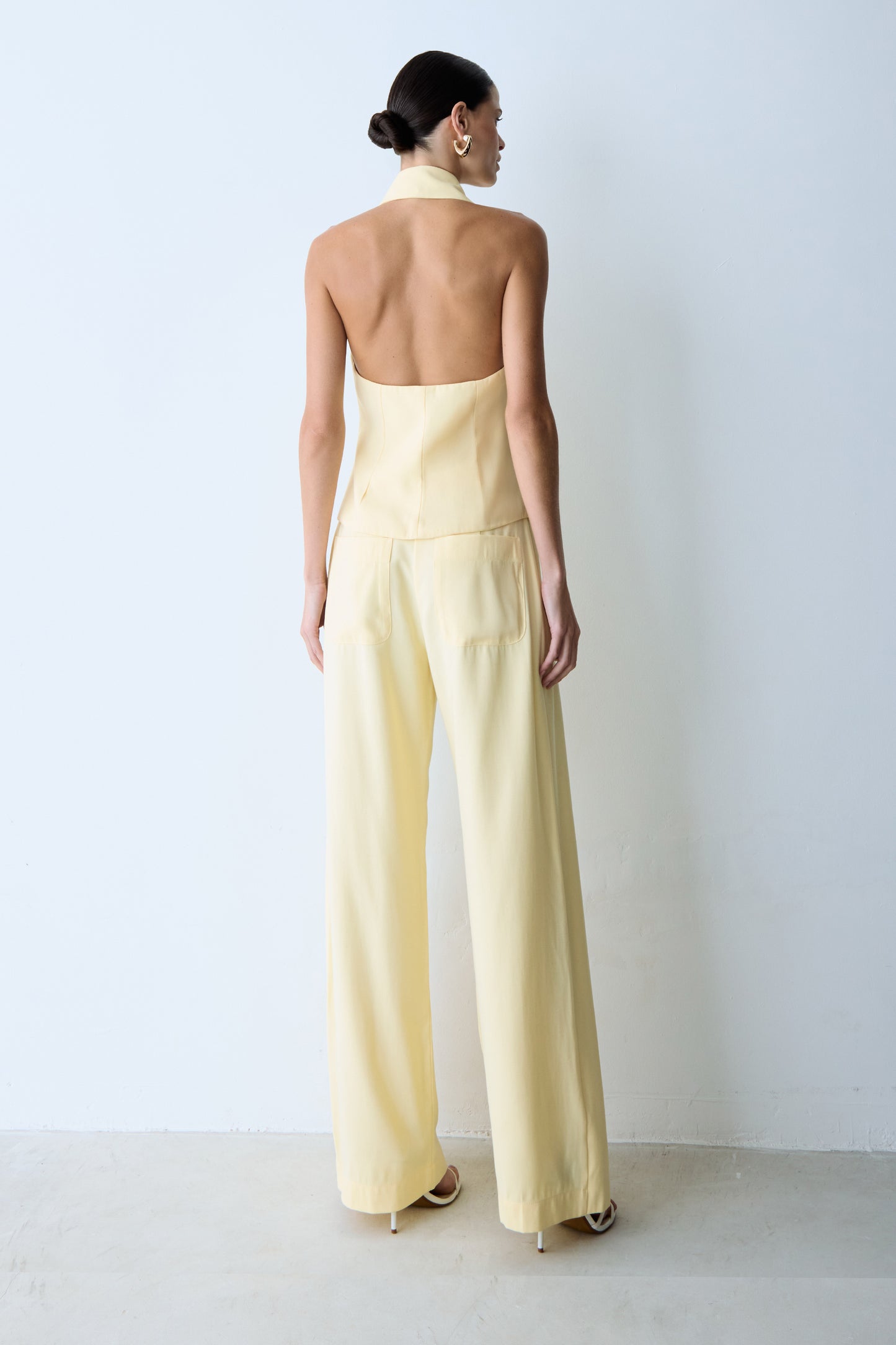 CALCA RETA COM SOBREPOSICAO AMARELO MANTEIGA CLARO