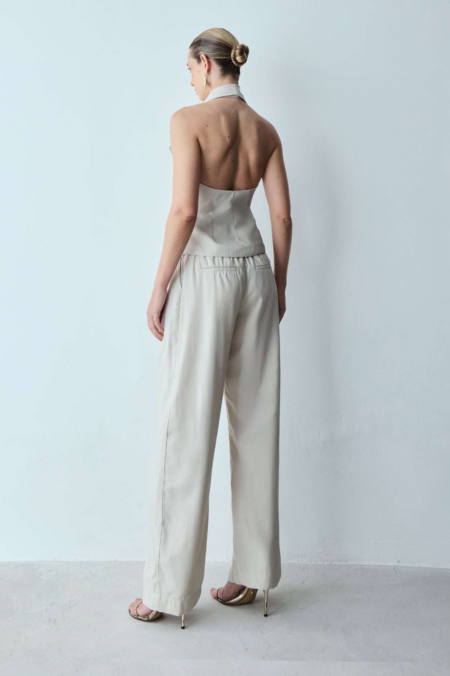 CALCA RETA COM ELASTICO NA CINTURA E BOLSO COSTAS AREIA