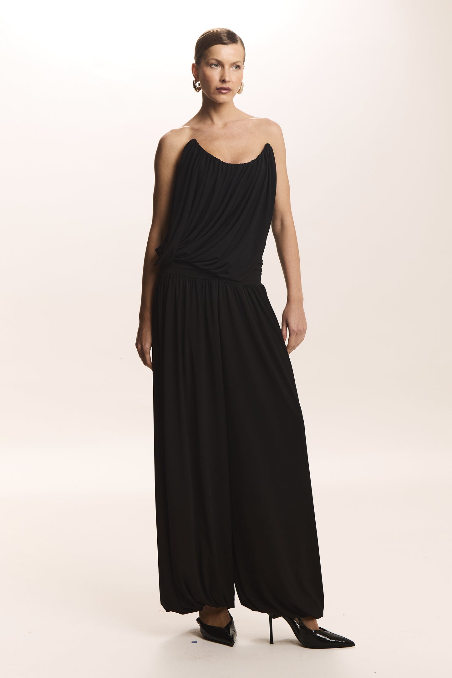 CROPPED TOMARA QUE CAIA RECORTE DECOTE E SOBREPOSICAO FLUIDA PRETO