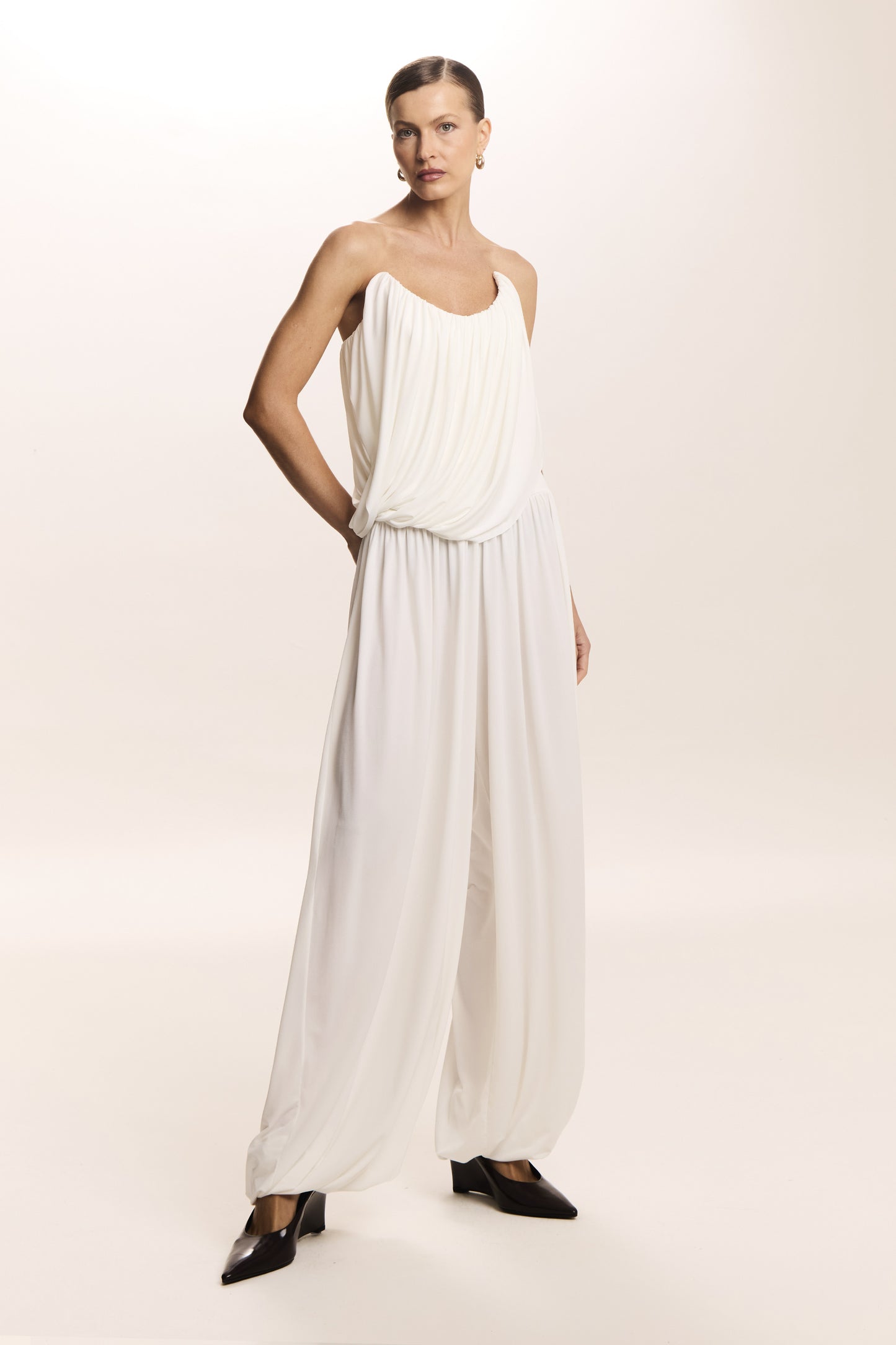 CROPPED TOMARA QUE CAIA RECORTE DECOTE E SOBREPOSICAO FLUIDA OFF WHITE