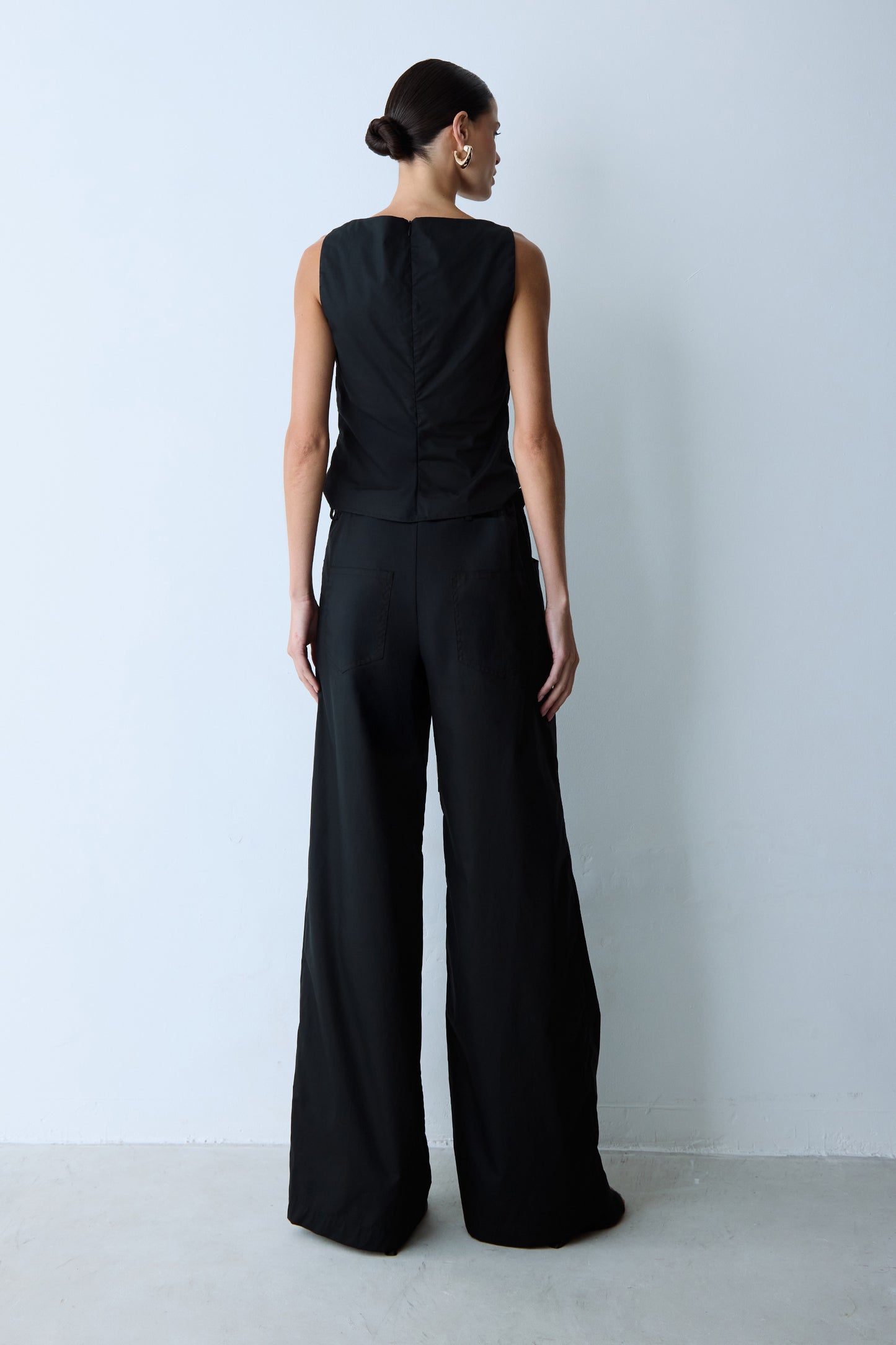 CALCA RETA CINTURA AJUSTAVEL E BOTAO INTERNO PRETO