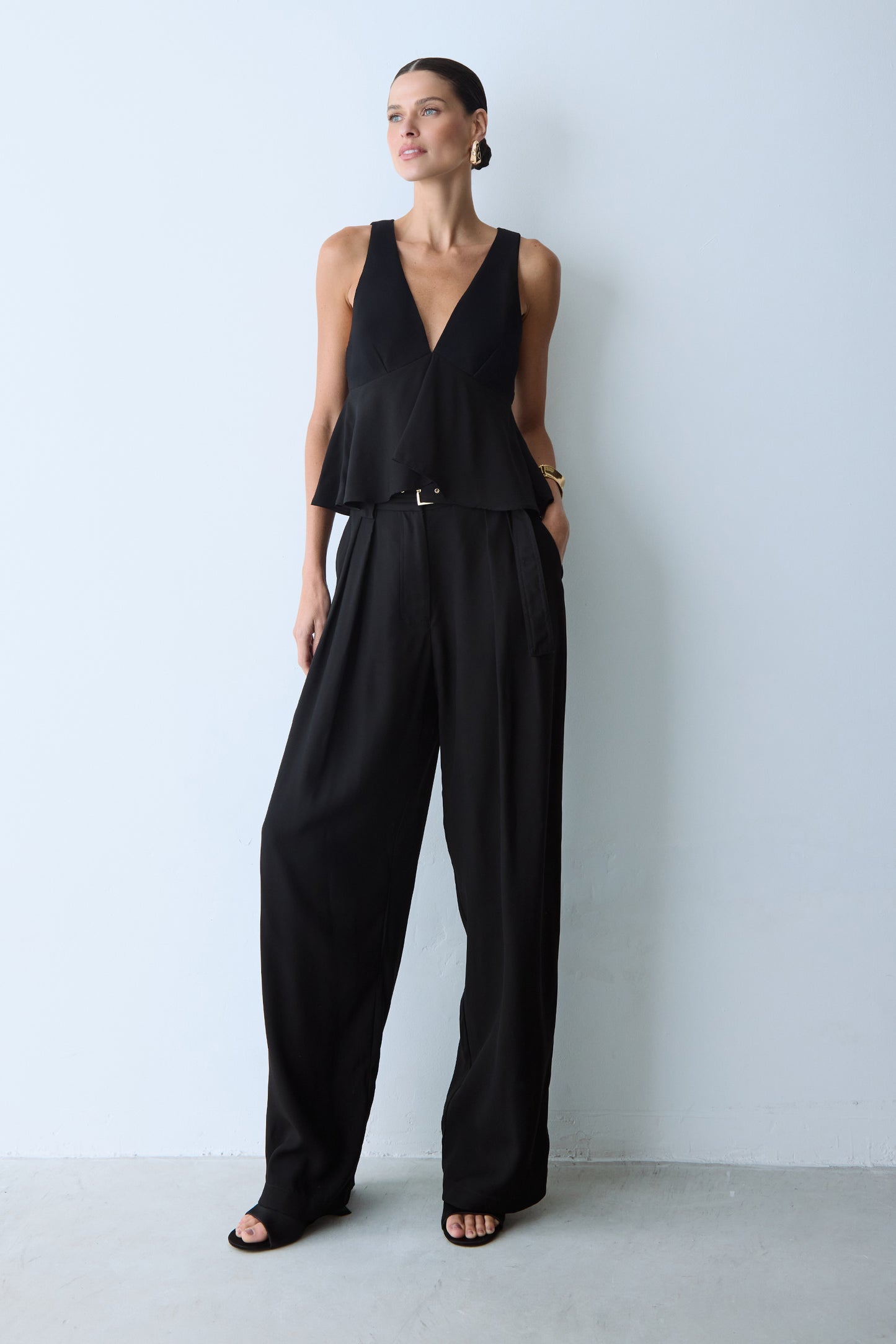 BLUSA SEM MANGA DECOTE V COM BARRA AMPLA PRETO