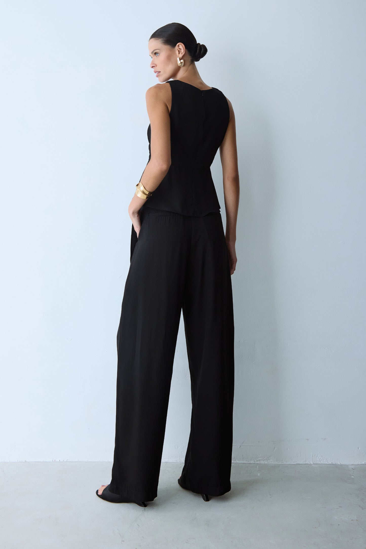 CALCA RETA PREGAS FRENTE E CINTO COM FIVELA PRETO