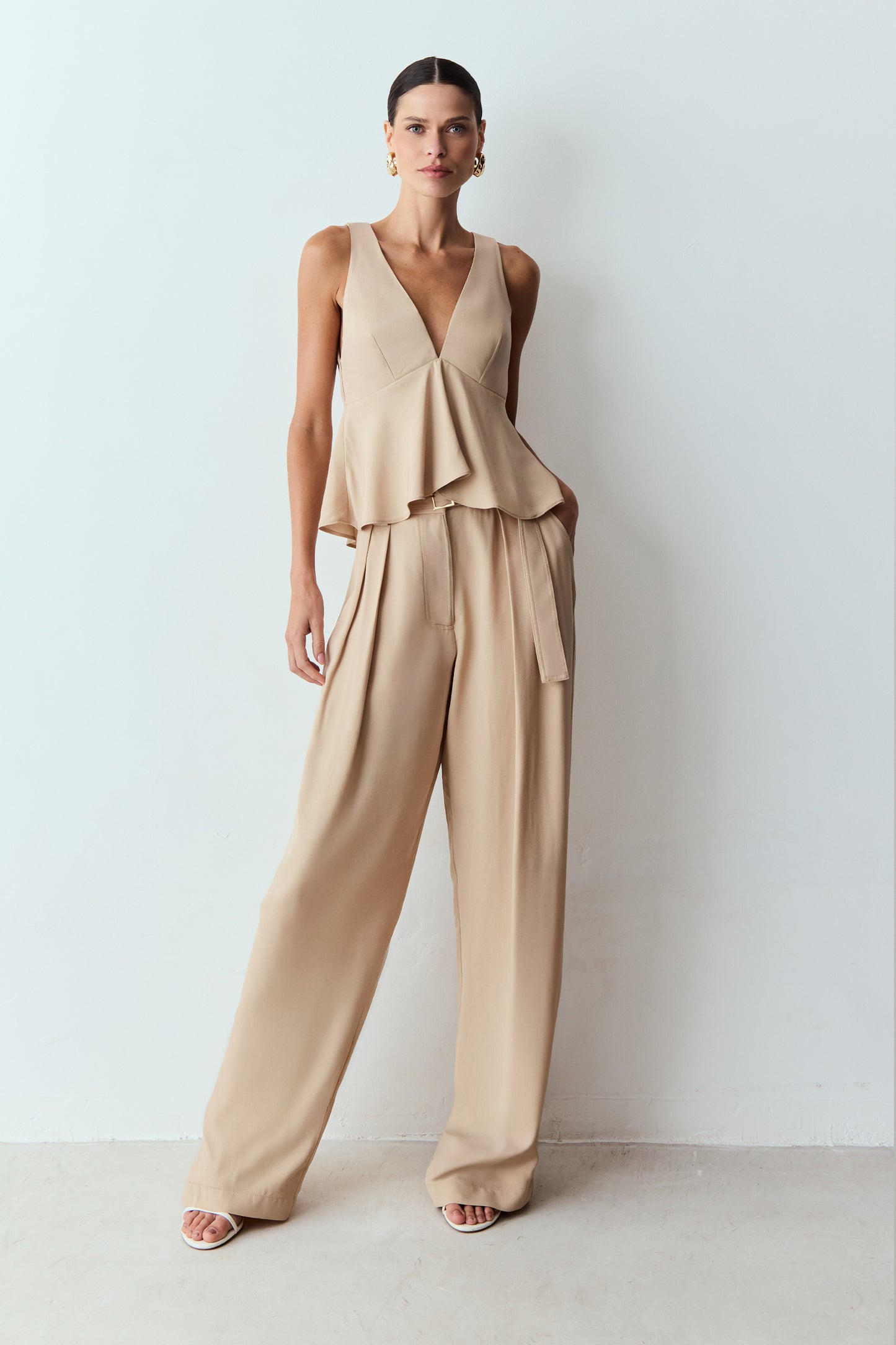 BLUSA SEM MANGA DECOTE V COM BARRA AMPLA KAKI CLARO