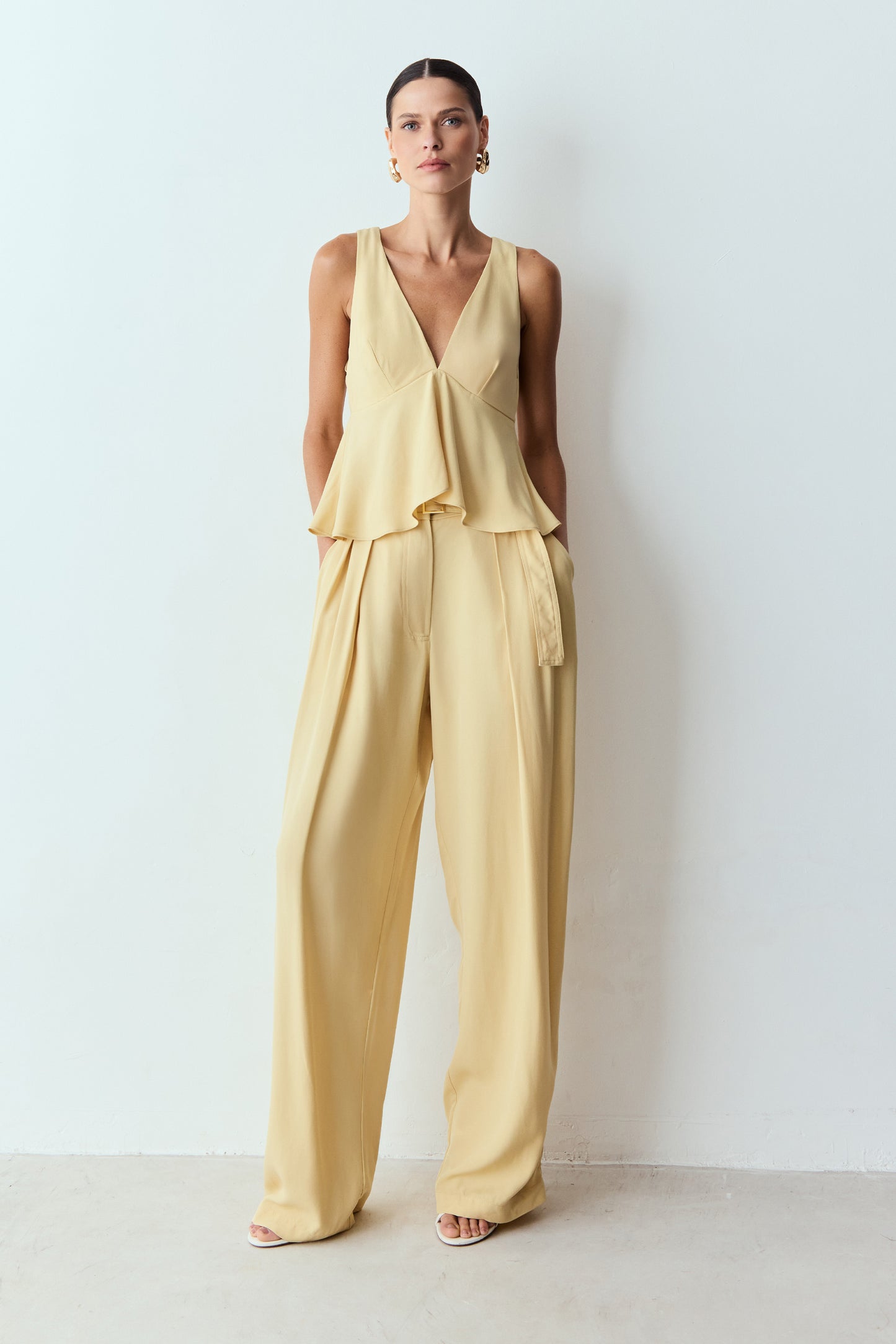 BLUSA SEM MANGA DECOTE V COM BARRA AMPLA AMARELO MANTEIGA