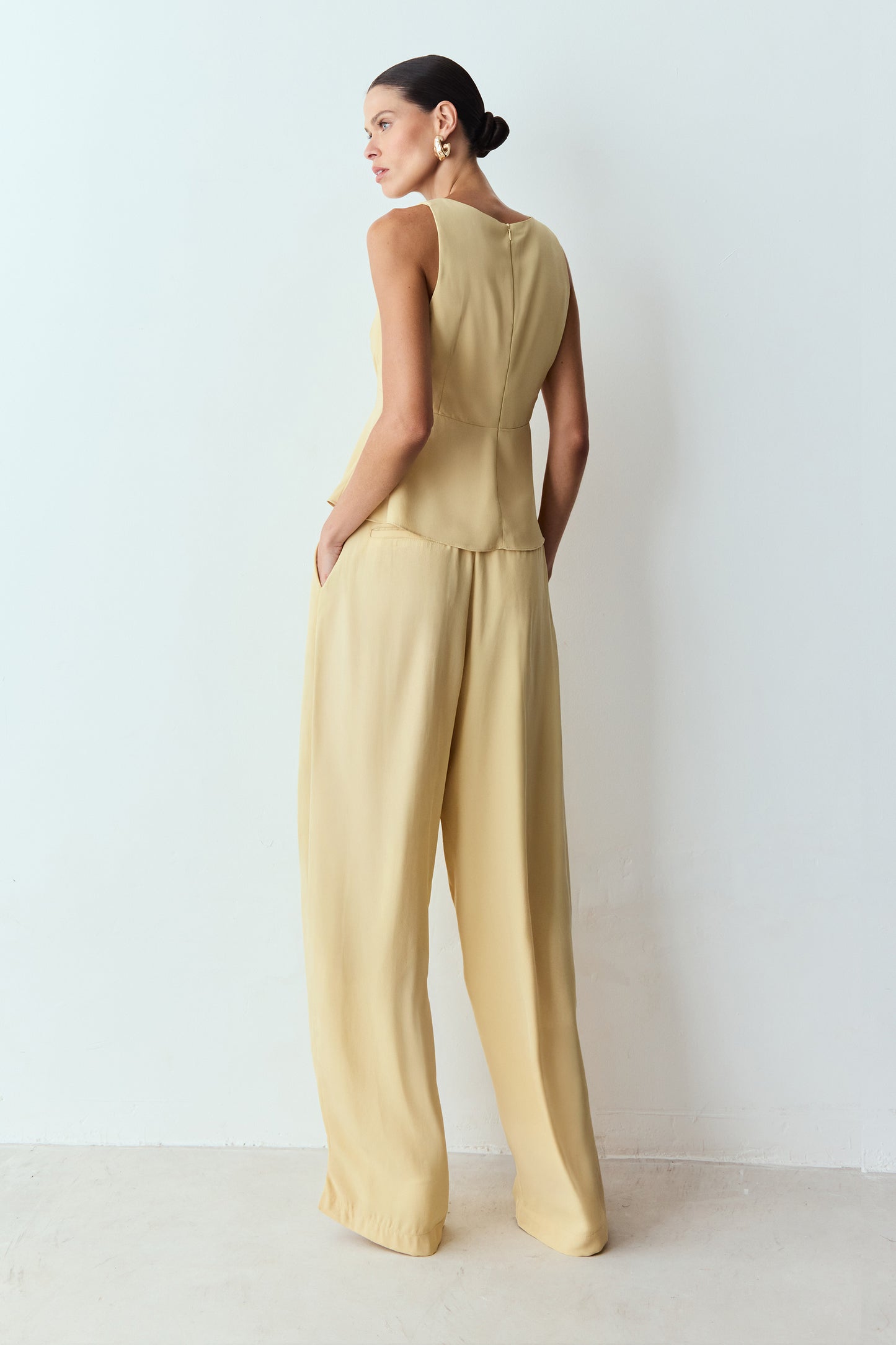 CALCA RETA PREGAS FRENTE E CINTO COM FIVELA AMARELO MANTEIGA