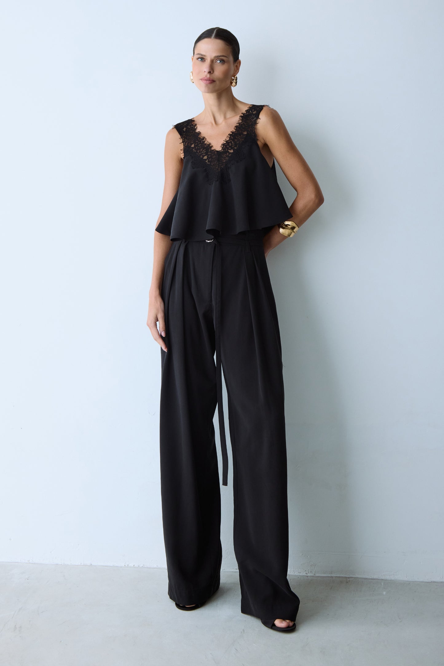 BLUSA DE ALCA COM DECOTE E ALCA EM RENDA COM FLUIDEZ PRETO