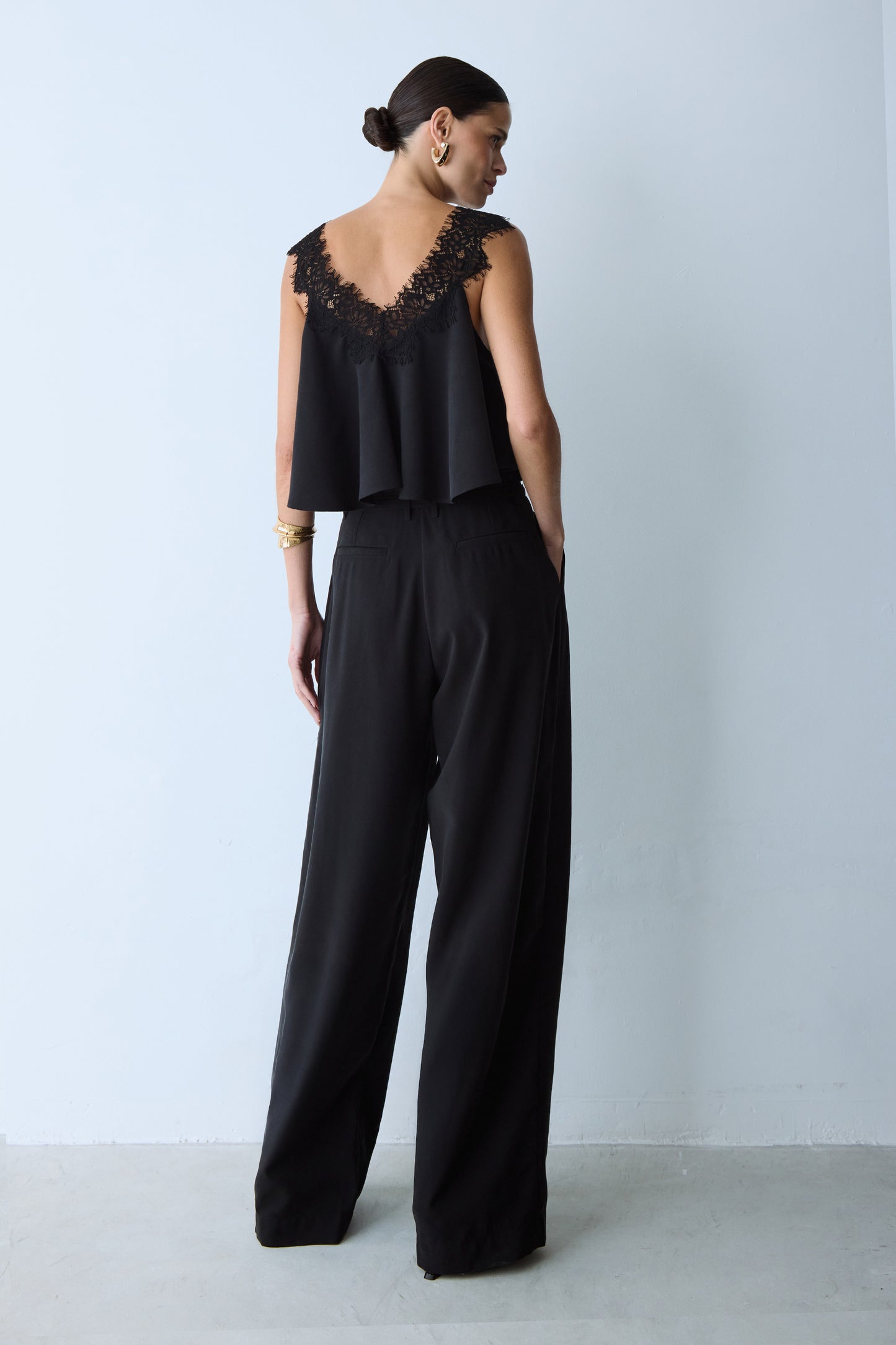 CALCA RETA COM PREGAS FRONTAL E FAIXA COM FIVELA PRETO