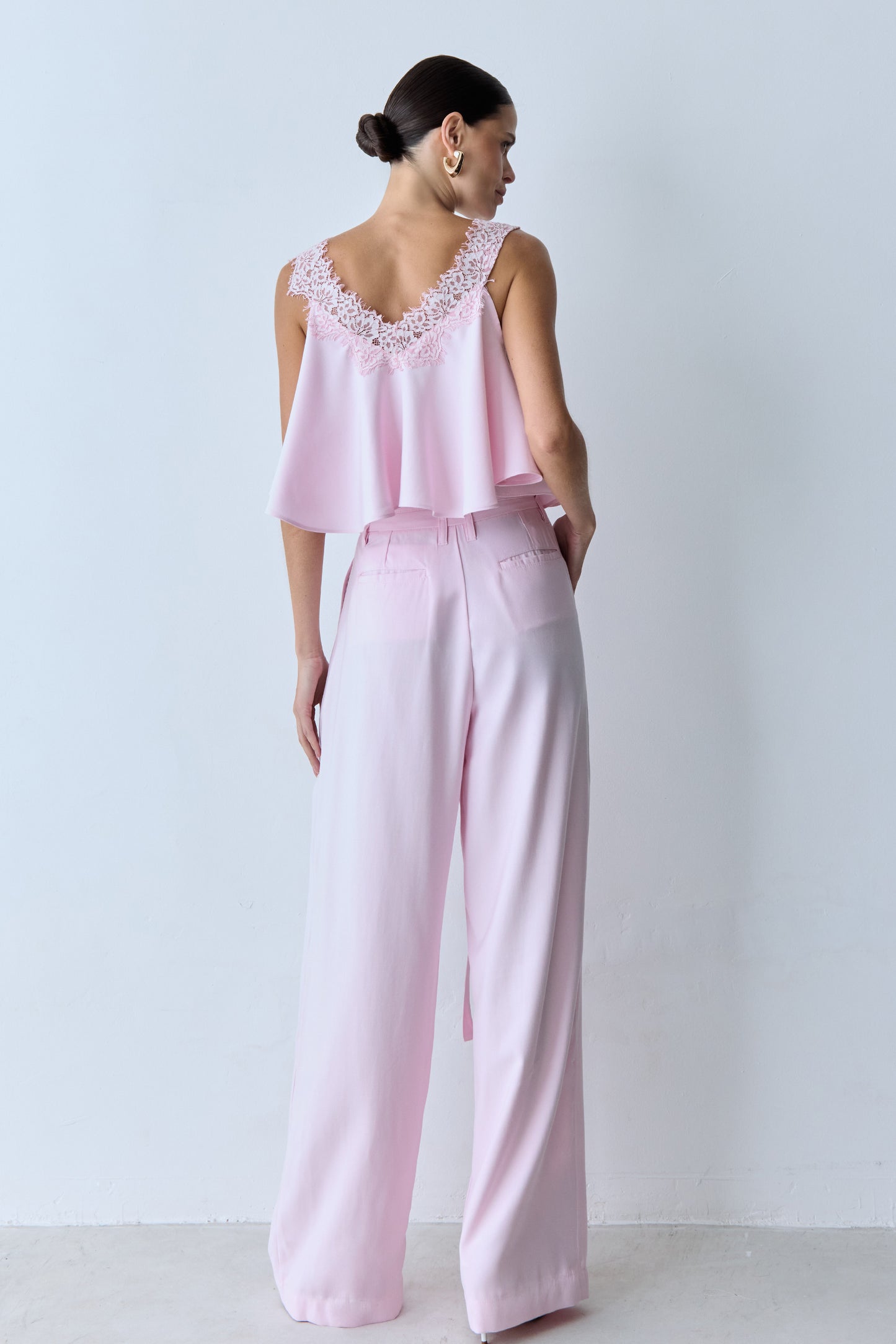 CALCA RETA COM PREGAS FRONTAL E FAIXA COM FIVELA ROSA BEBE