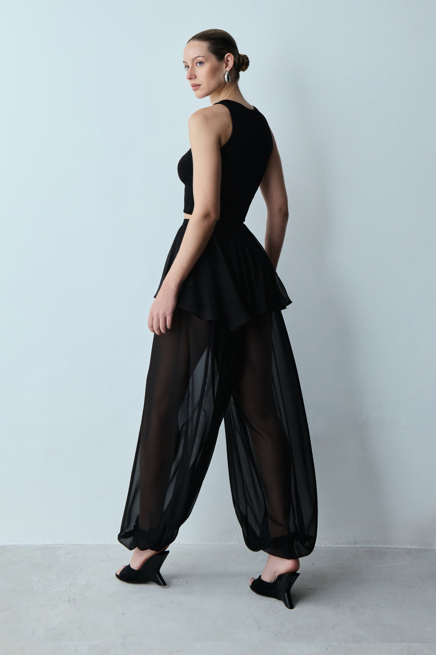 CALÇA BALONÊ COM SAIA SOBREPOSTA PRETO