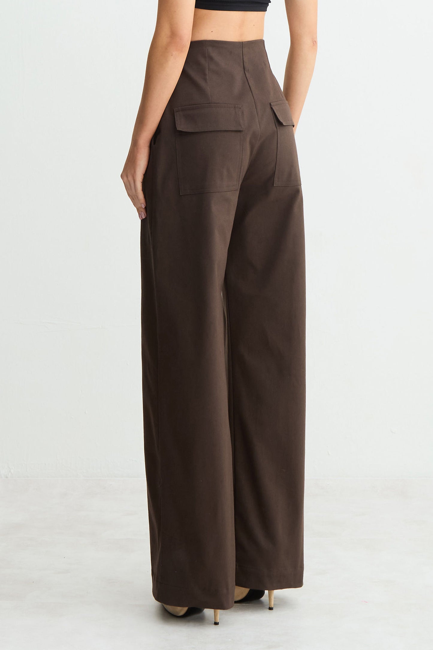 CALCA RETA ESTRUTURADA FRISO FRONTAL BOLSO COSTAS MARROM DARK