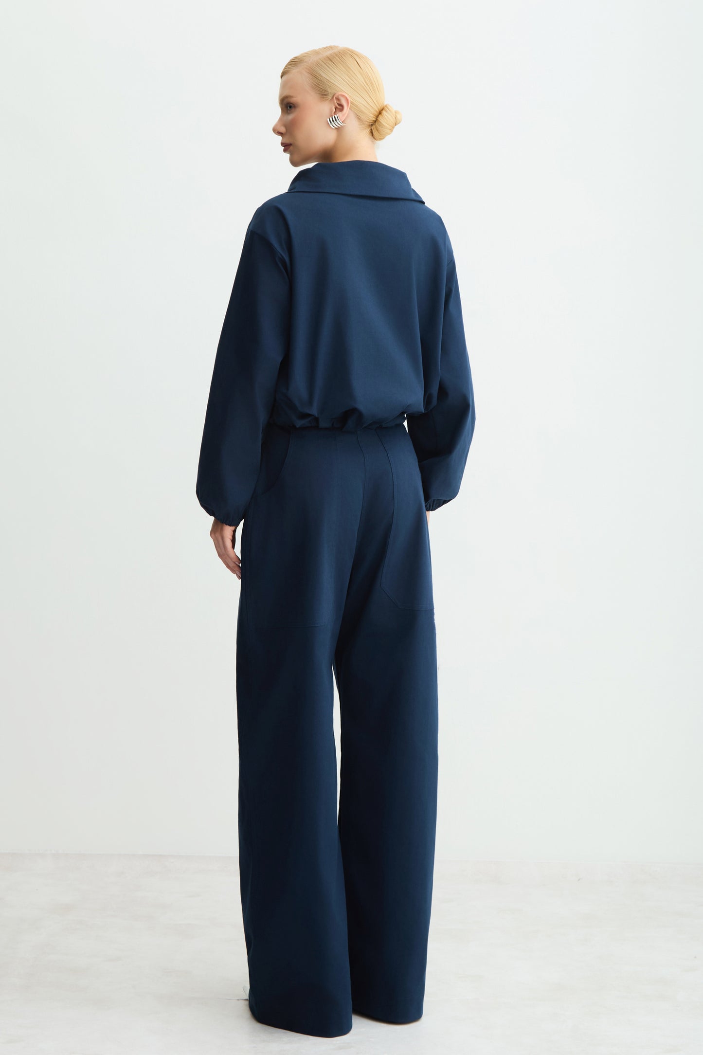 CALCA PANTALONA COSTURA PESPONTADA BOLSO AMPLO COSTAS AZUL MARINHO