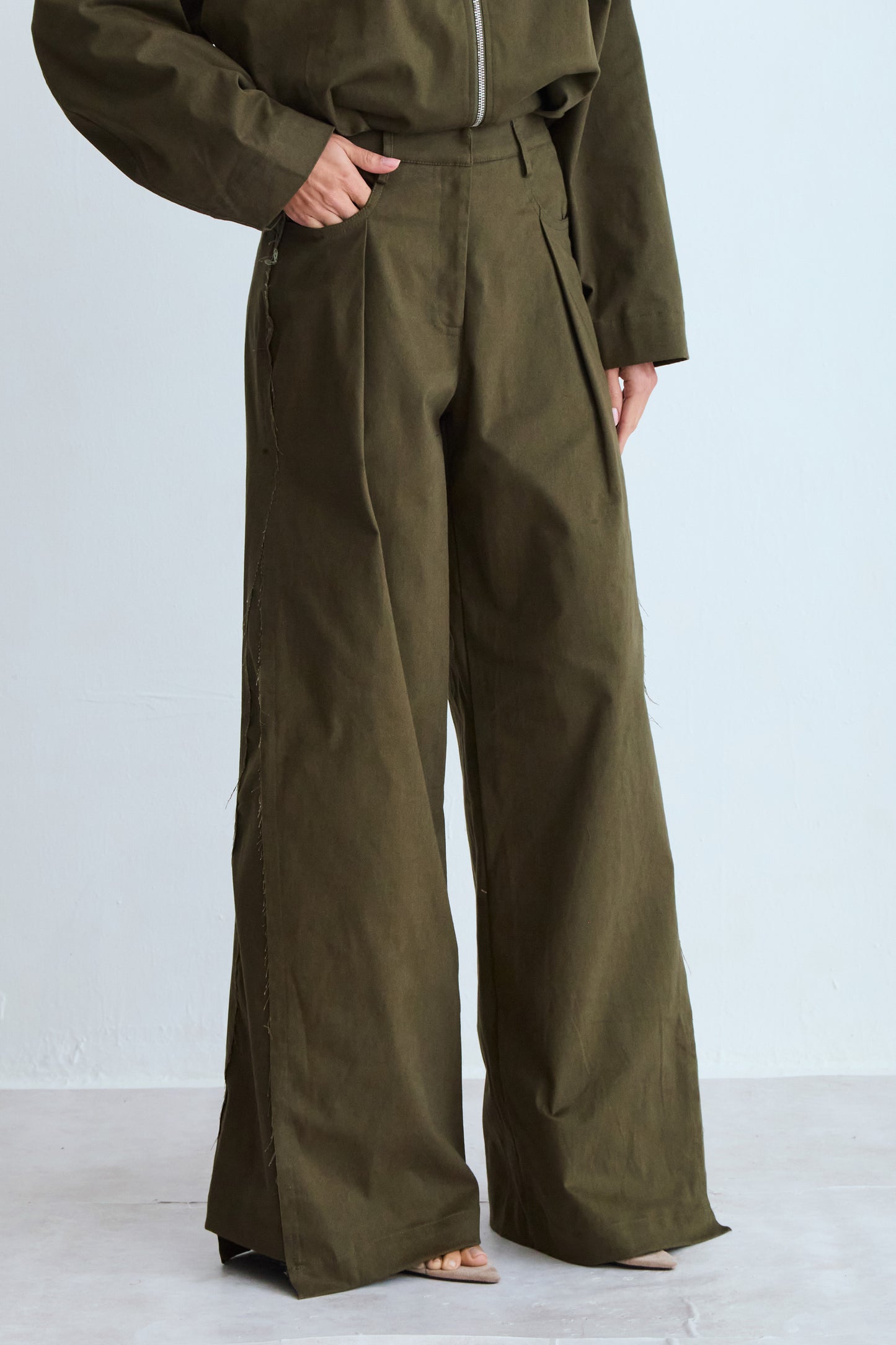 CALCA PANTALONA ESTRUTURADA COM PREGA FRONTAL VERDE MILITAR