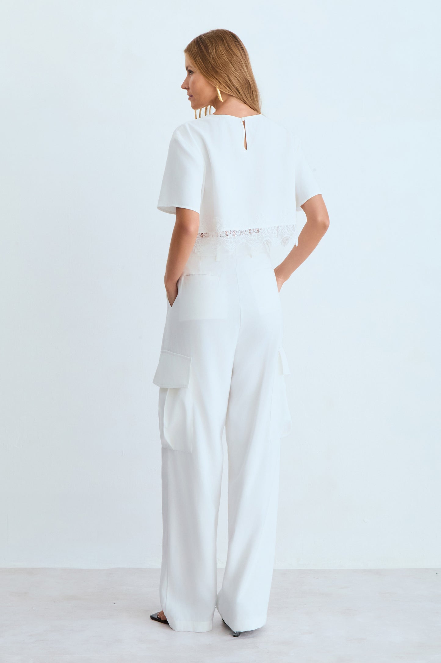 CALCA RETA COM BOLSOS LATERAIS E PREGA FRONTAL OFF WHITE