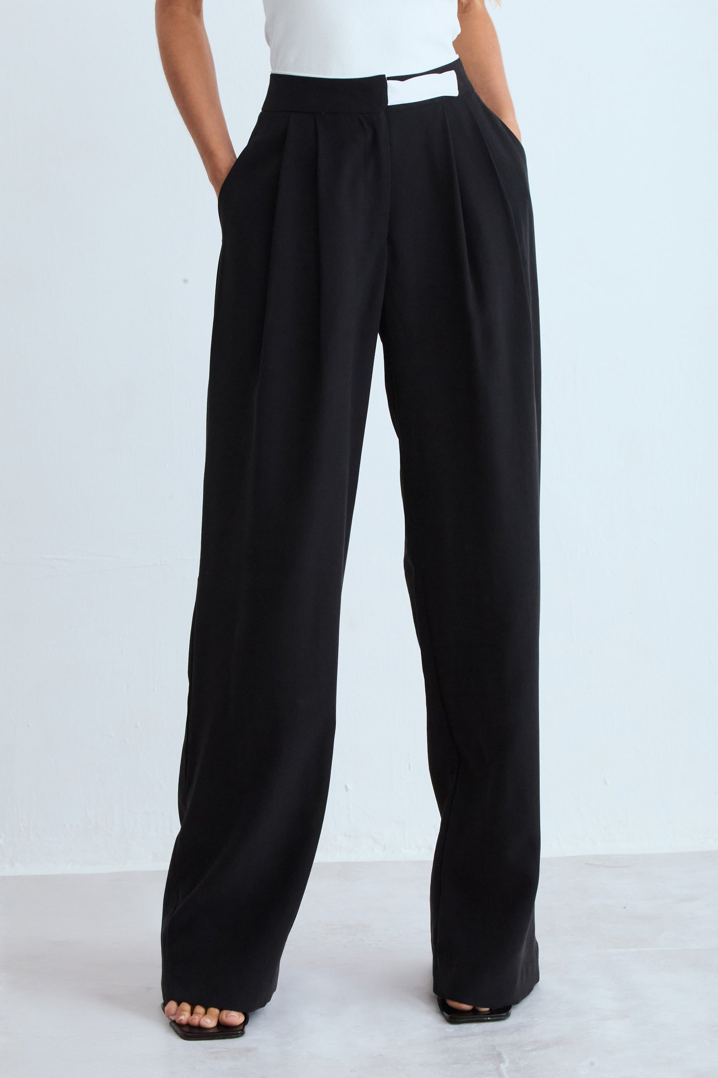 CALCA RETA COM PREGA FRONTAL E DETALHE COS PRETO