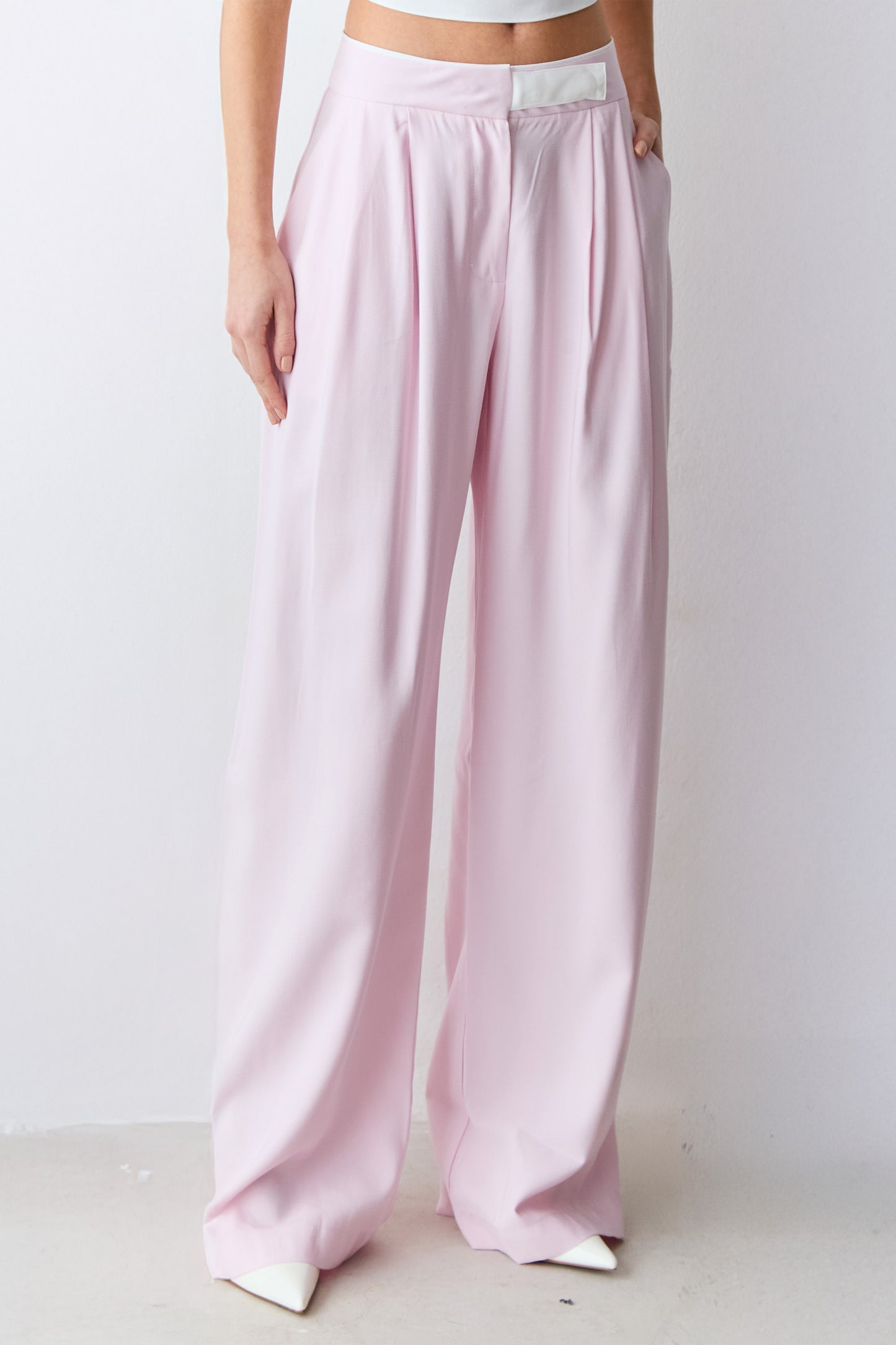 CALCA RETA COM PREGA FRONTAL E DETALHE COS ROSA BEBE