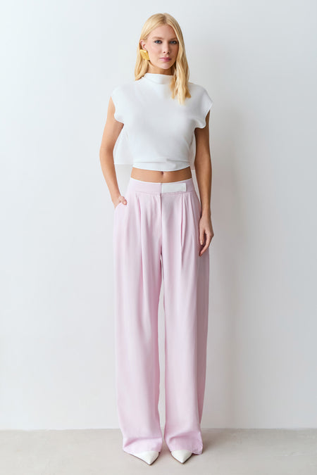 CALCA RETA COM PREGA FRONTAL E DETALHE COS ROSA BEBE